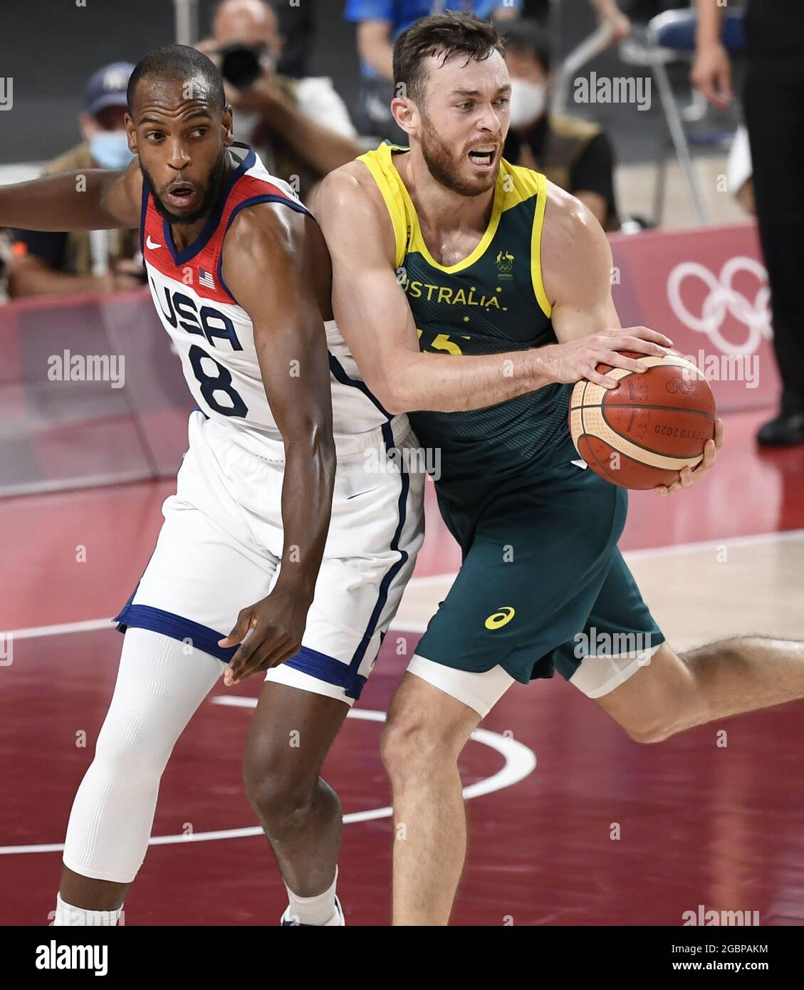Tokio, Japan. August 2021. Khris Middleton (L) der Vereinigten Staaten verteidigt beim Halbfinale der Männer im Basketball bei den Olympischen Spielen 2020 in Tokio am Donnerstag, den 5. August 2021, gegen den australischen Nic Kay. Japan. Foto von Mike Theiler/UPI Credit: UPI/Alamy Live News Stockfoto