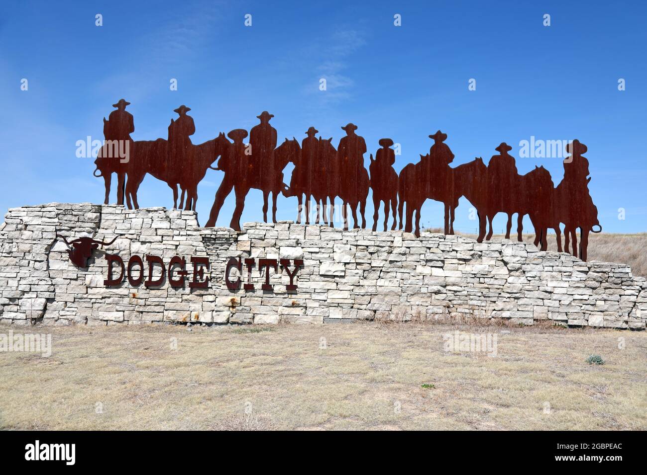 Geographie/Reisen, USA, Kansas, Dodge City, Cowboys am Ortsnamen-Schild, Dodge City, Kansas, ZUSÄTZLICHE-RIGHTS-CLEARANCE-INFO-NOT-AVAILABLE Stockfoto