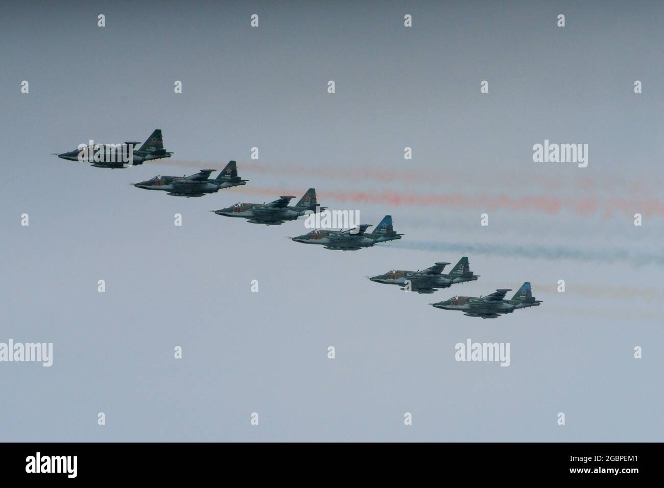 St. Petersburg, Russland, 25. Juli 2021 Militärparade, Gruppe von 6 Militärflugzeugen von Su-25 Frogfoot, greifen Flugzeuge in der Himmelsansicht an Stockfoto