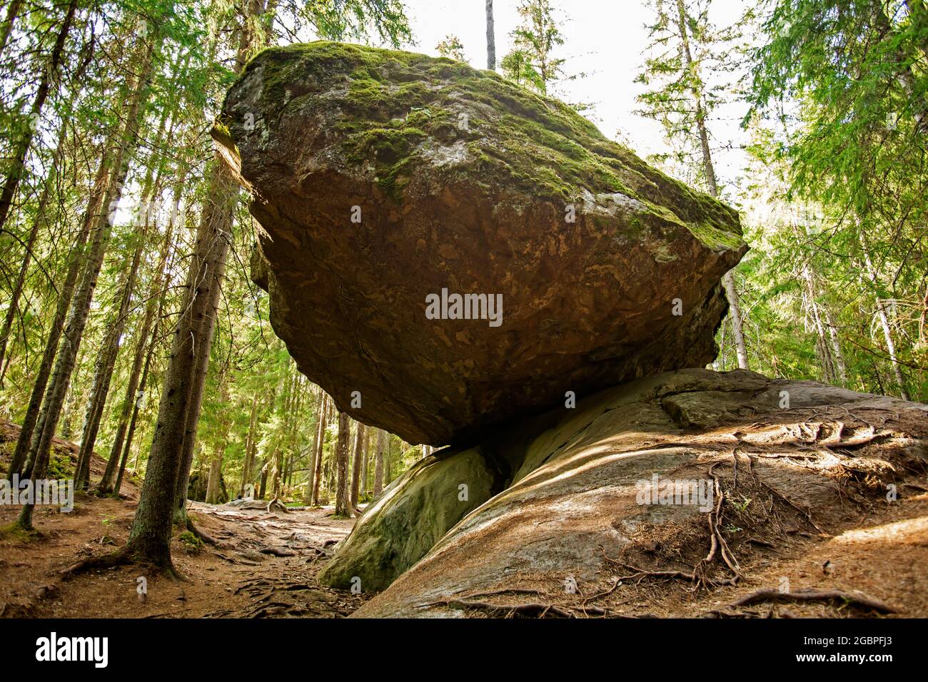 Ein großer, ausgleichender Felsbrocken namens Kummakivi in der finnischen Natur in der Nähe von Ruokolahti Stockfoto