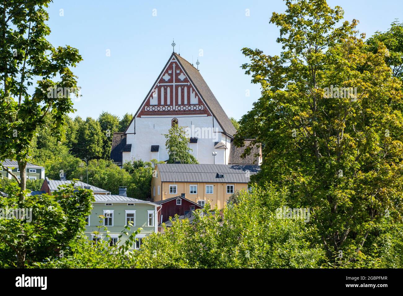 Die Kathedrale von Porvoo ist eine alte Steinkirche, ein sichtbares Wahrzeichen, das hoch auf einem Hügel über den bunten alten Holzhäusern des alten Porvoo, Finnland, steht Stockfoto