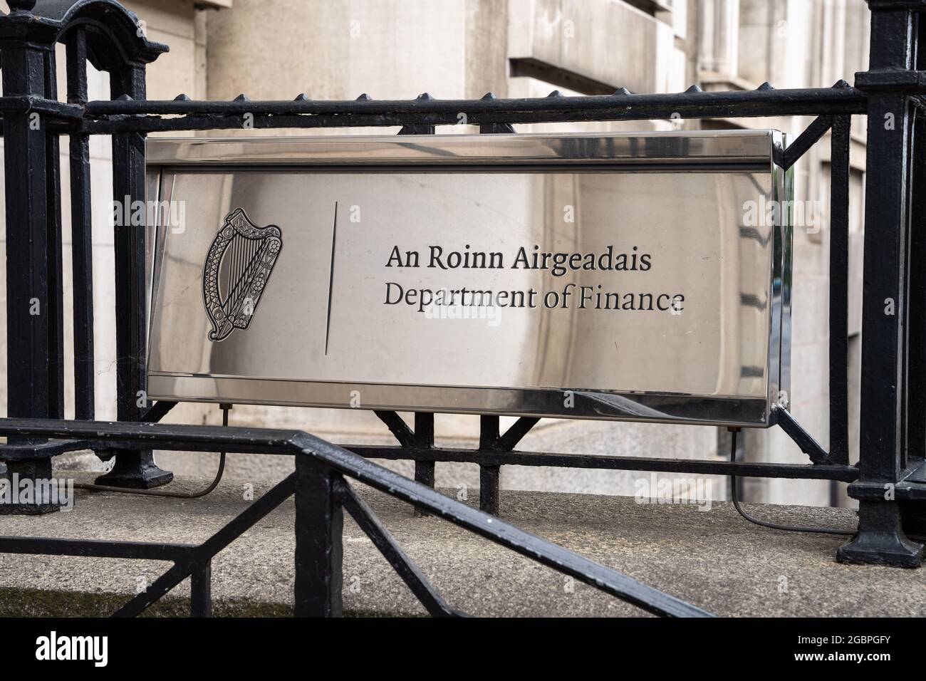 Dublin City, Dublin, Irland, 28. Juni 2021. Schilder an Regierungsgebäuden am Eingang zur Finanzabteilung Stockfoto