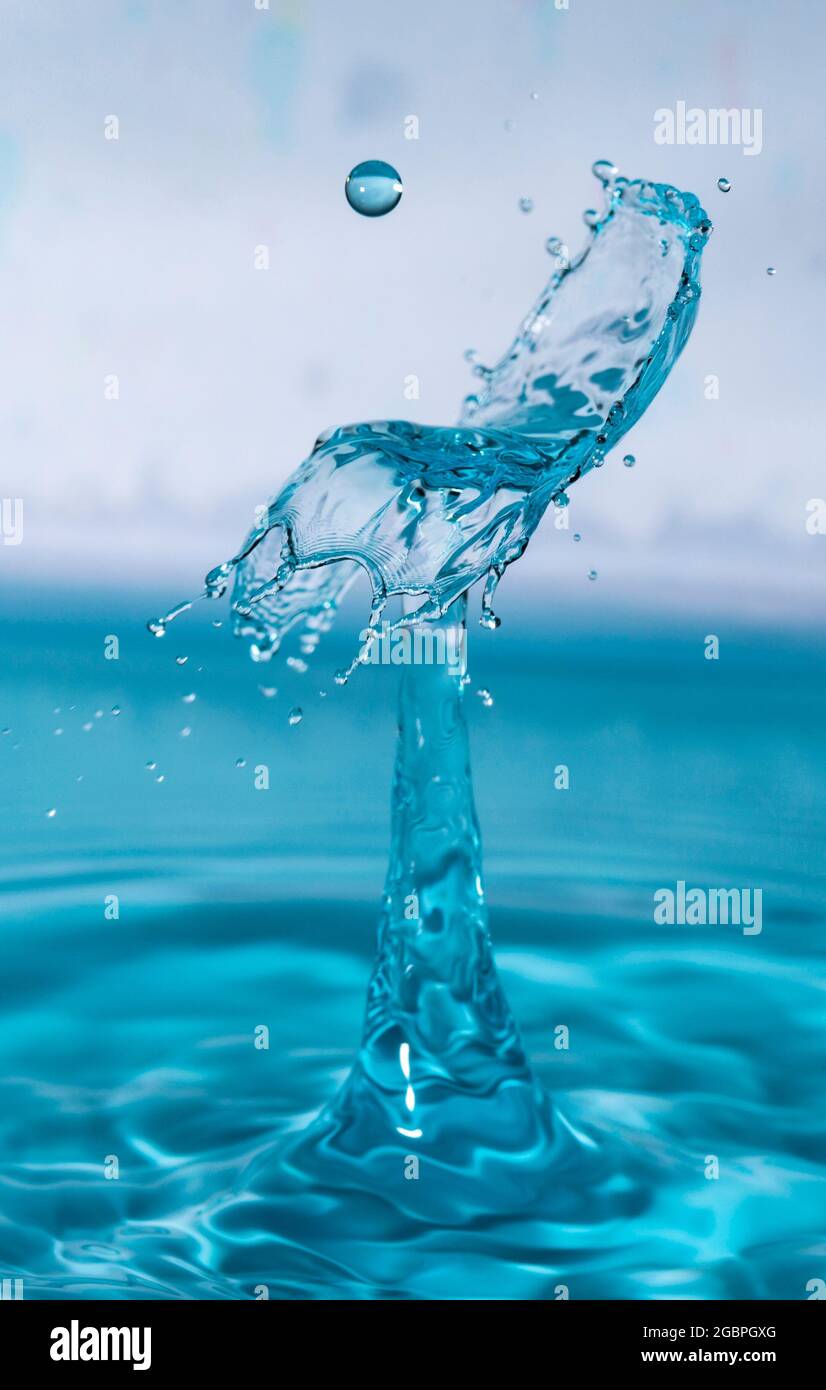 Blaue Wassertropfen Kollision Schaffung eines Hochstuhls Stockfoto