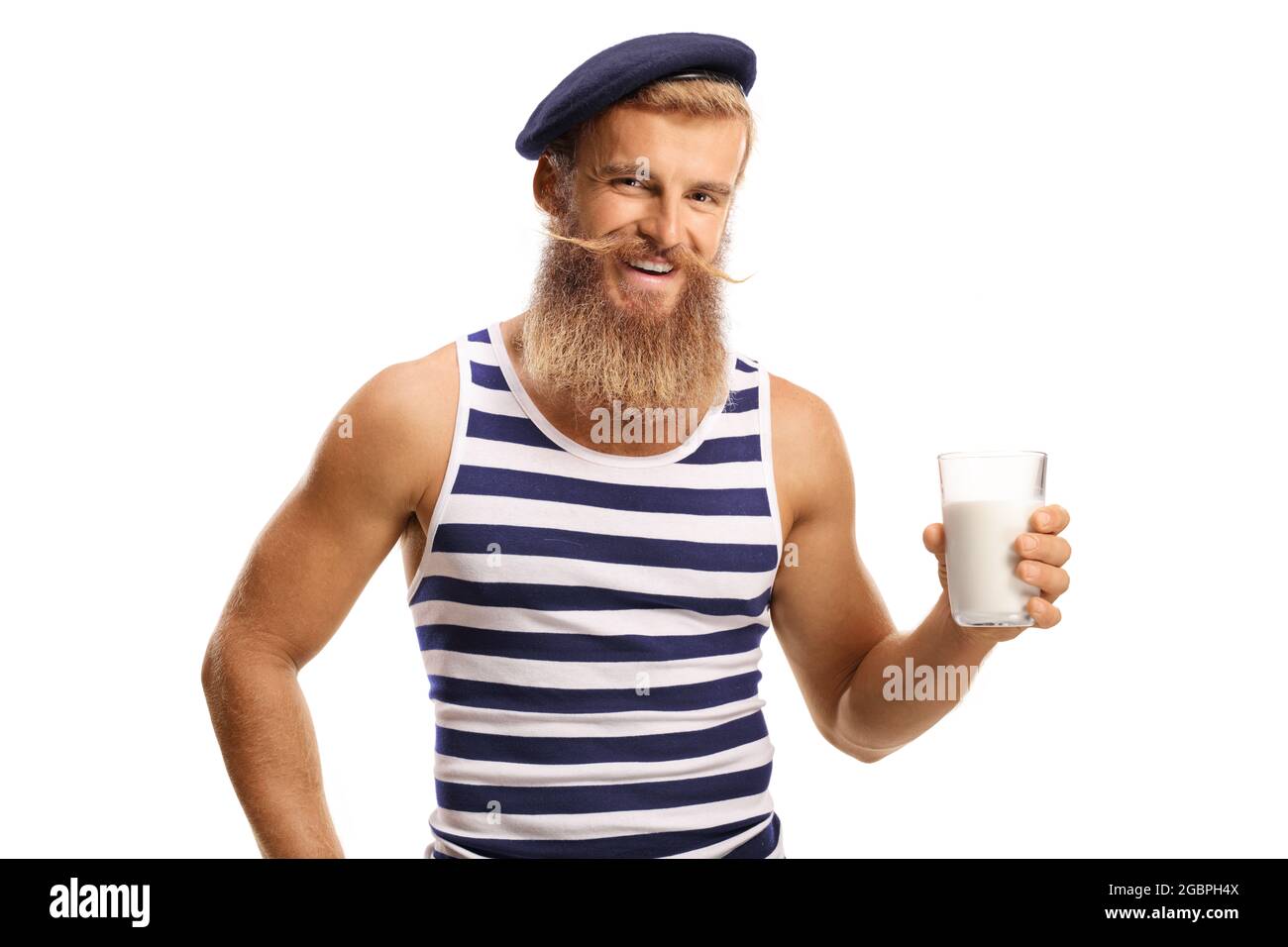 Bärtiger junger Mann mit einem Glas Milch und einem isolierten Lächeln auf weißem Hintergrund Stockfoto