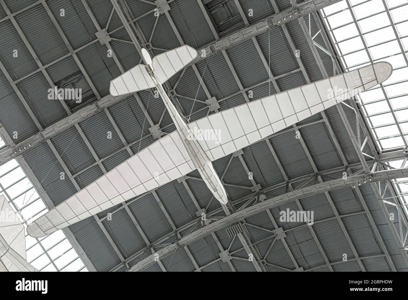 Moskau, Russland - 28. November 2018: Weißes Flugzeug- oder Glider-Modell im Weltraummuseum. Im Inneren des Zentrums für Kosmonauten und Luftfahrt im Kosmos-Pavillon von Stockfoto