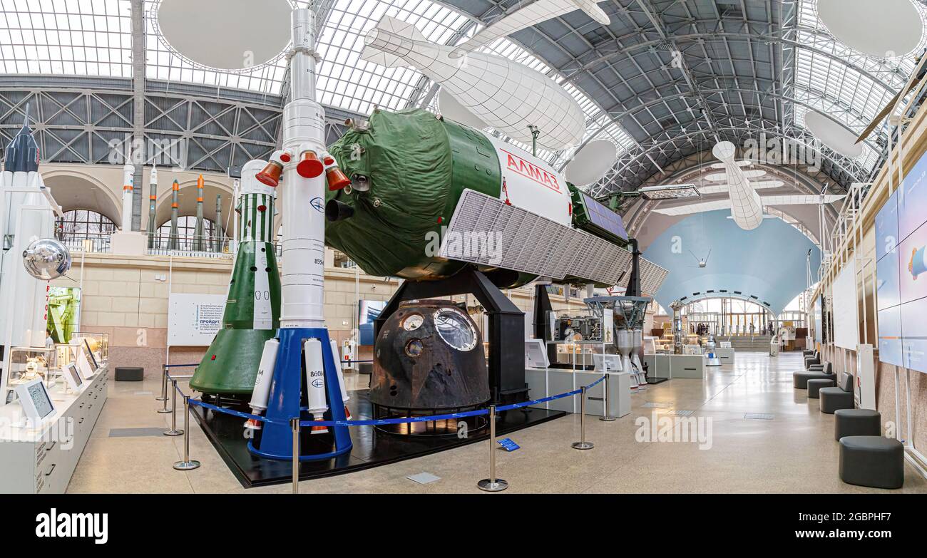 Moskau, Russland - 28. November 2018: Weltraummuseum. Im Inneren des Zentrums für Kosmonauten und Luftfahrt im Kosmos-Pavillon des VDNH. Flugzeugausstellung Stockfoto