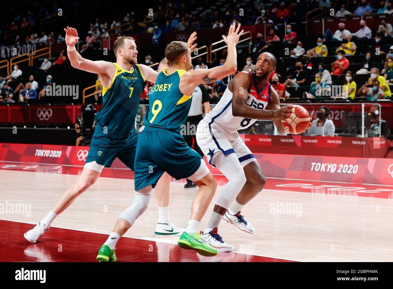 Tokio, Japan, 5. August 2021. Khris Middleton vom Team United States schaut während des Männer-Basketball-Halbfinalmatches zwischen den USA und Australien am 13. Tag der Olympischen Spiele 2020 in Tokio auf. Quelle: Pete Dovgan/Speed Media/Alamy Live News Stockfoto