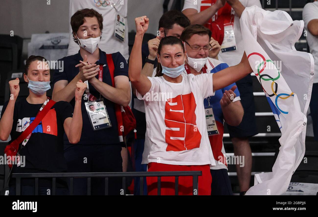 Tokio, Japan. August 2021. IRINA Zaryazhko (C), die Volleyballspielerin der Frauen VON ROC, reagiert darauf, als sie während der Olympischen Sommerspiele 2020 in Tokio in der Ariake Arena ein Volleyball-Halbfinalspiel zwischen Brasilien und dem ROC-Team sieht. Quelle: Stanislav Krasilnikov/TASS/Alamy Live News Stockfoto
