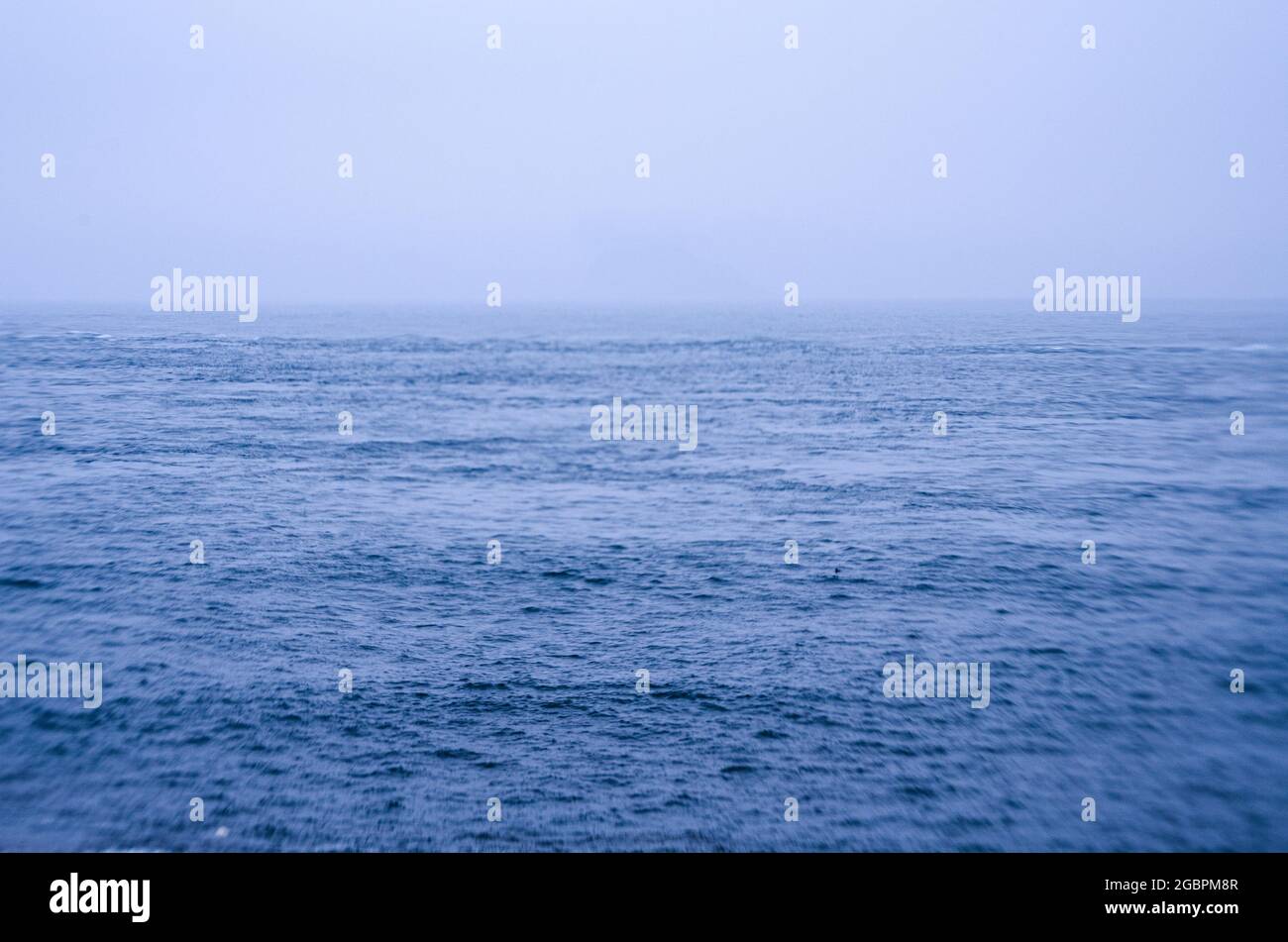 Blaues Meer mit leerem Himmel mit selektivem Fokus Stockfoto