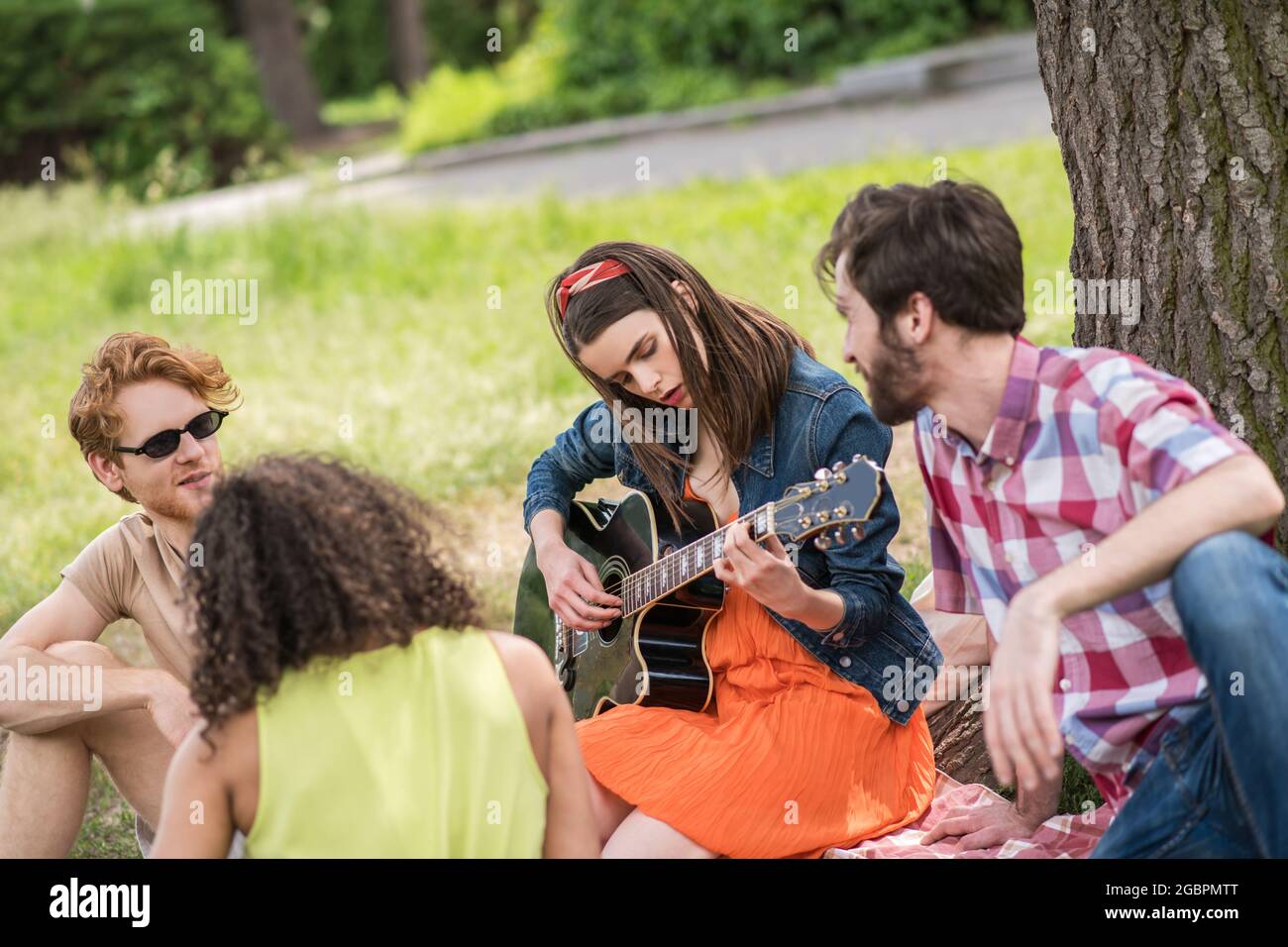 Romantische junge Menschen mit Gitarre in der Natur Stockfoto
