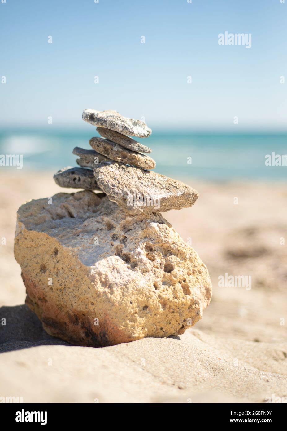 Steinpyramide auf dem Hintergrund des Meeres. Stockfoto Steinpyramide auf dem Hintergrund des Meeres. Stockfoto