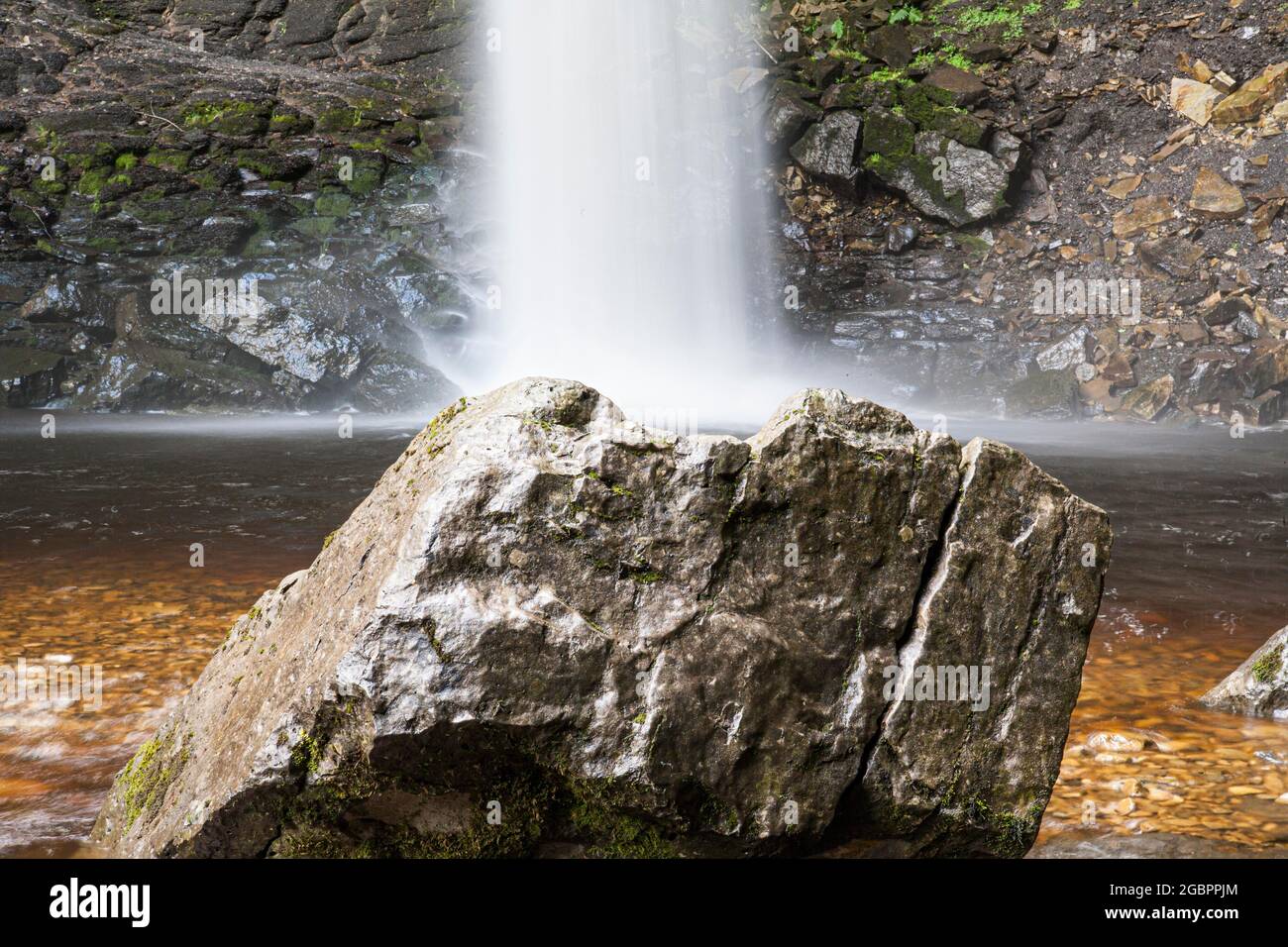 Der Hardraw Force Wasserfall ist mit 100 Fuß der höchste Wasserfall in England. Der Fall befindet sich hinter dem 'Green Dragon', Hawes im Yorkshire Moors National Stockfoto