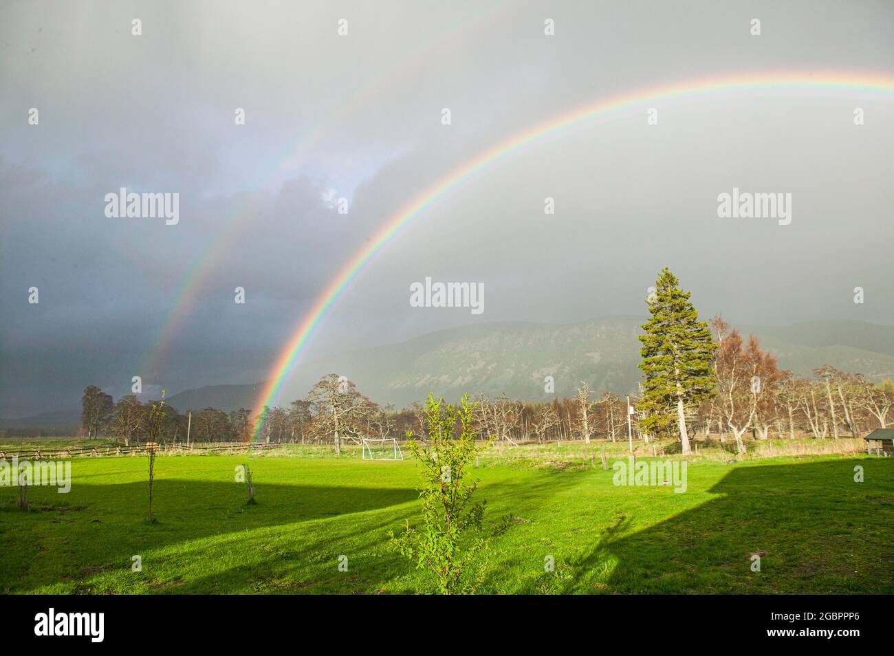 Der Regenbogen erschien extrem schnell und verschwand ebenso schnell in den schottischen Highlands., Credit:John Fairclough / Avalon Stockfoto