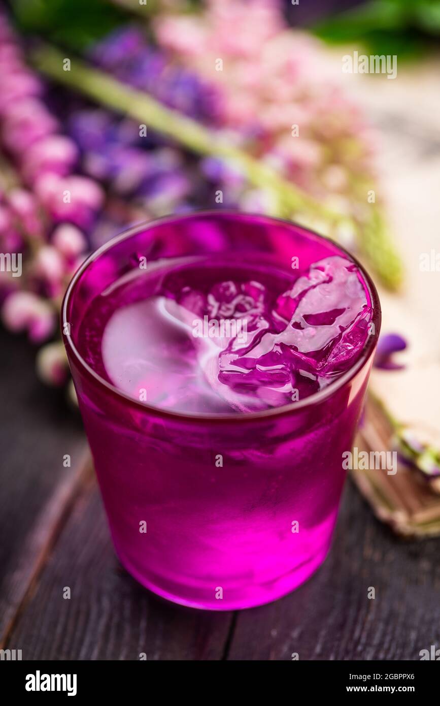 Farbenfrohe Lupinenblüten auf dem rustikalen Hintergrund in atmosphärischer Umgebung. Selektiver Fokus. Geringe Schärfentiefe. Stockfoto