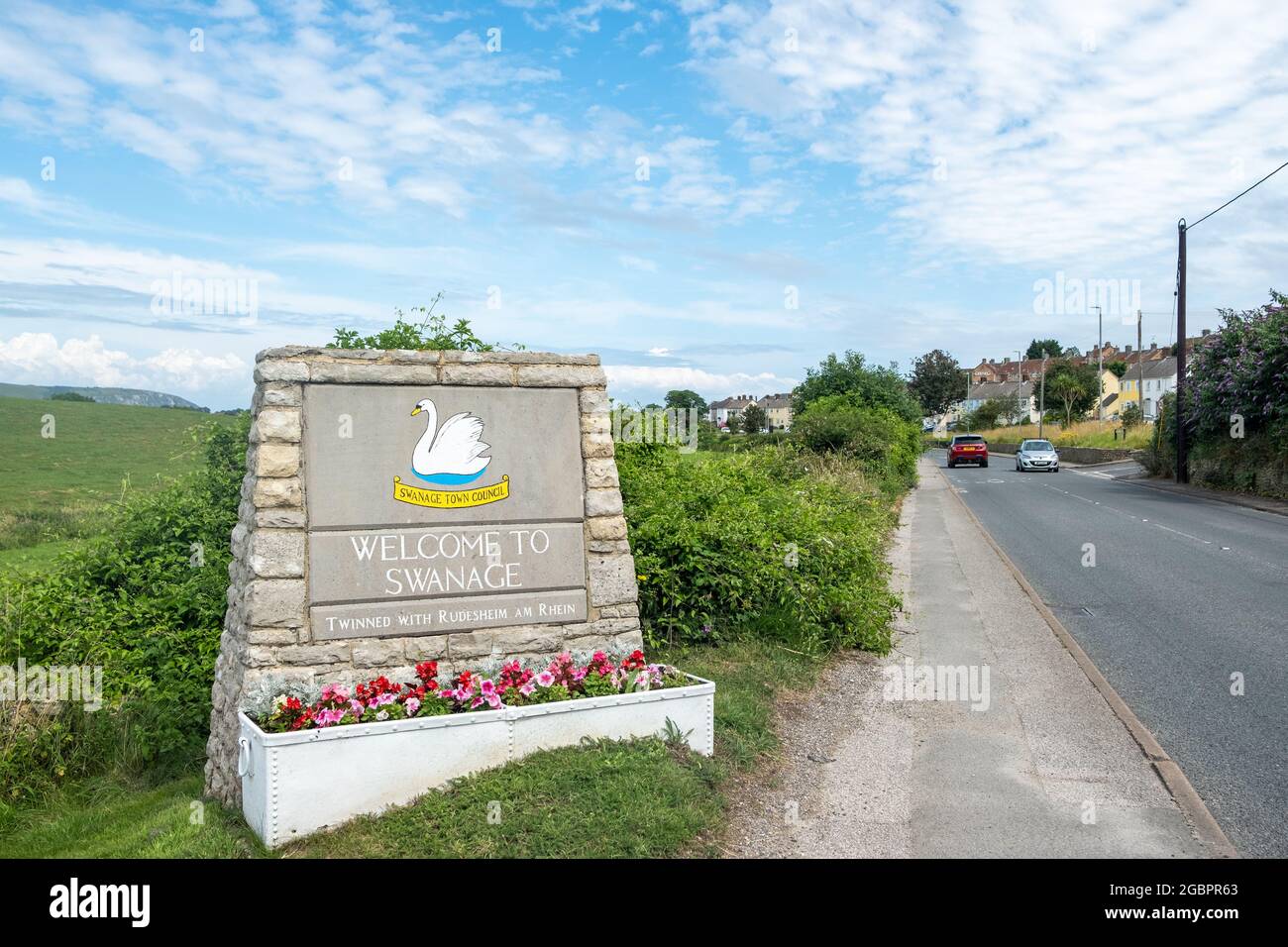 Dorset- UK: Willkommen bei Swanage Schild auf der Straße, die zur Stadt am Meer in Südengland führt Stockfoto