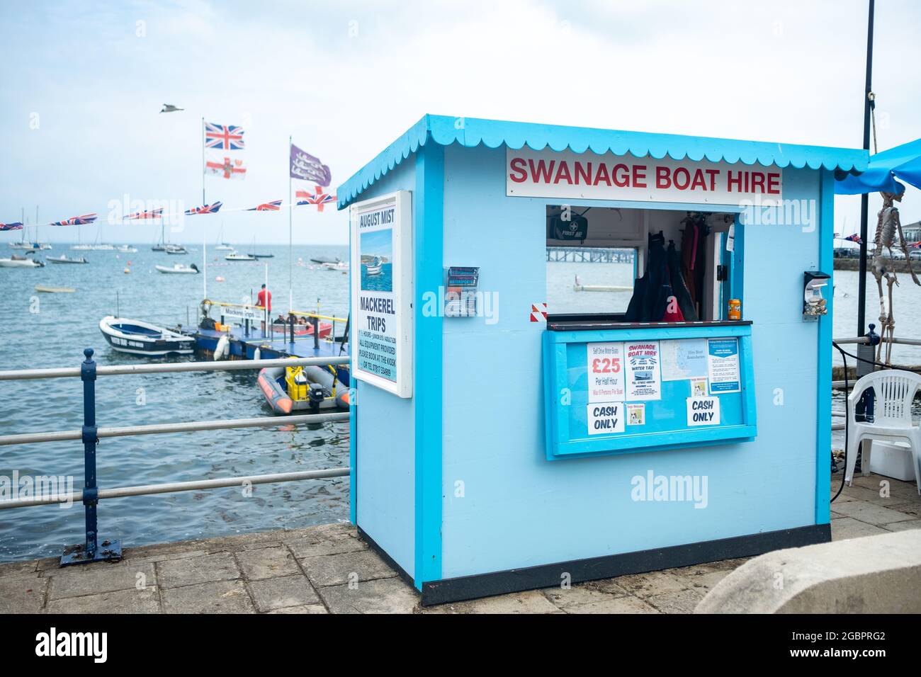 Dorset, August 2021: Swanage Bootsverleih-Kiosk am Meer in der Stadt. Eine Küstenstadt und Touristenziel in Südengland Stockfoto