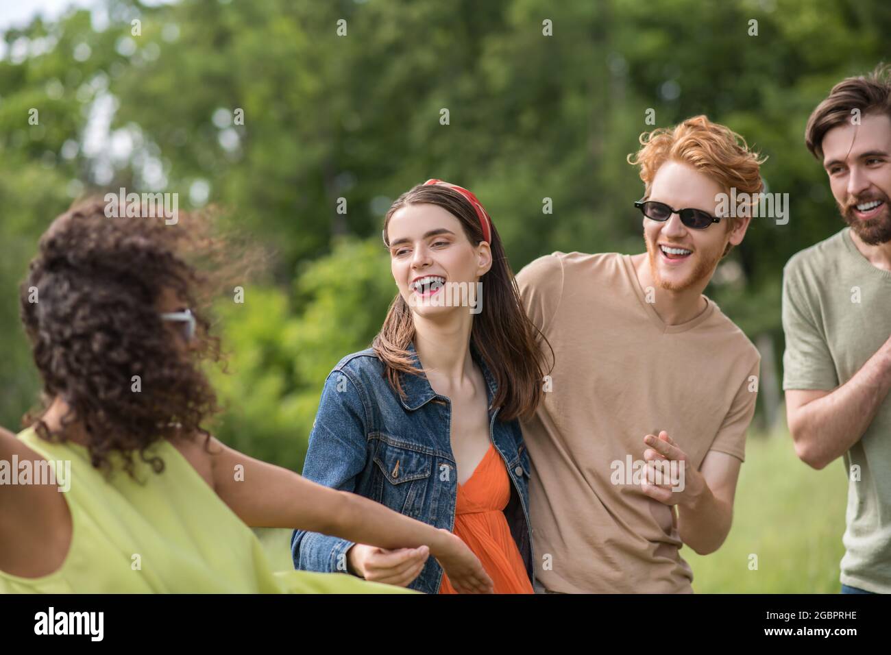 Junge Menschen verbringen aktiv Freizeit in der Natur Stockfoto