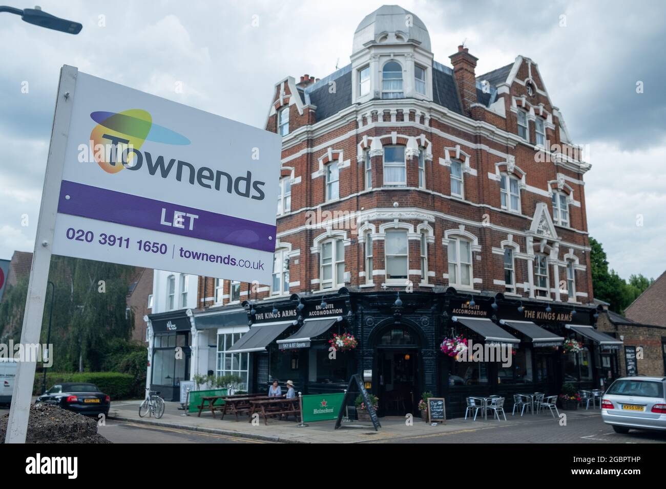 London, August 2021: Immobilienmakler unterschreiben an der Werbetafel für Immobilien in Ealing, West London Stockfoto