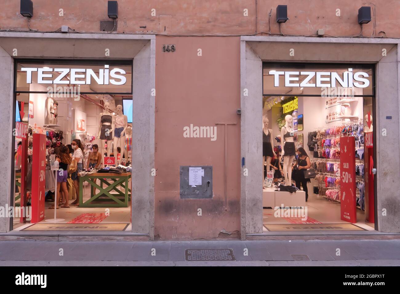 EINGANG DES MODEKLEIDER-STORES TEZENIS IN DER CORSO STREET Stockfoto