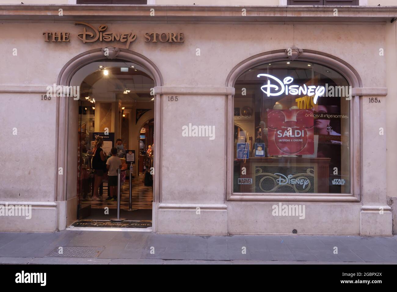 DER EINGANG DES DISNEY-SHOPS IN DER CORSO STREET Stockfoto