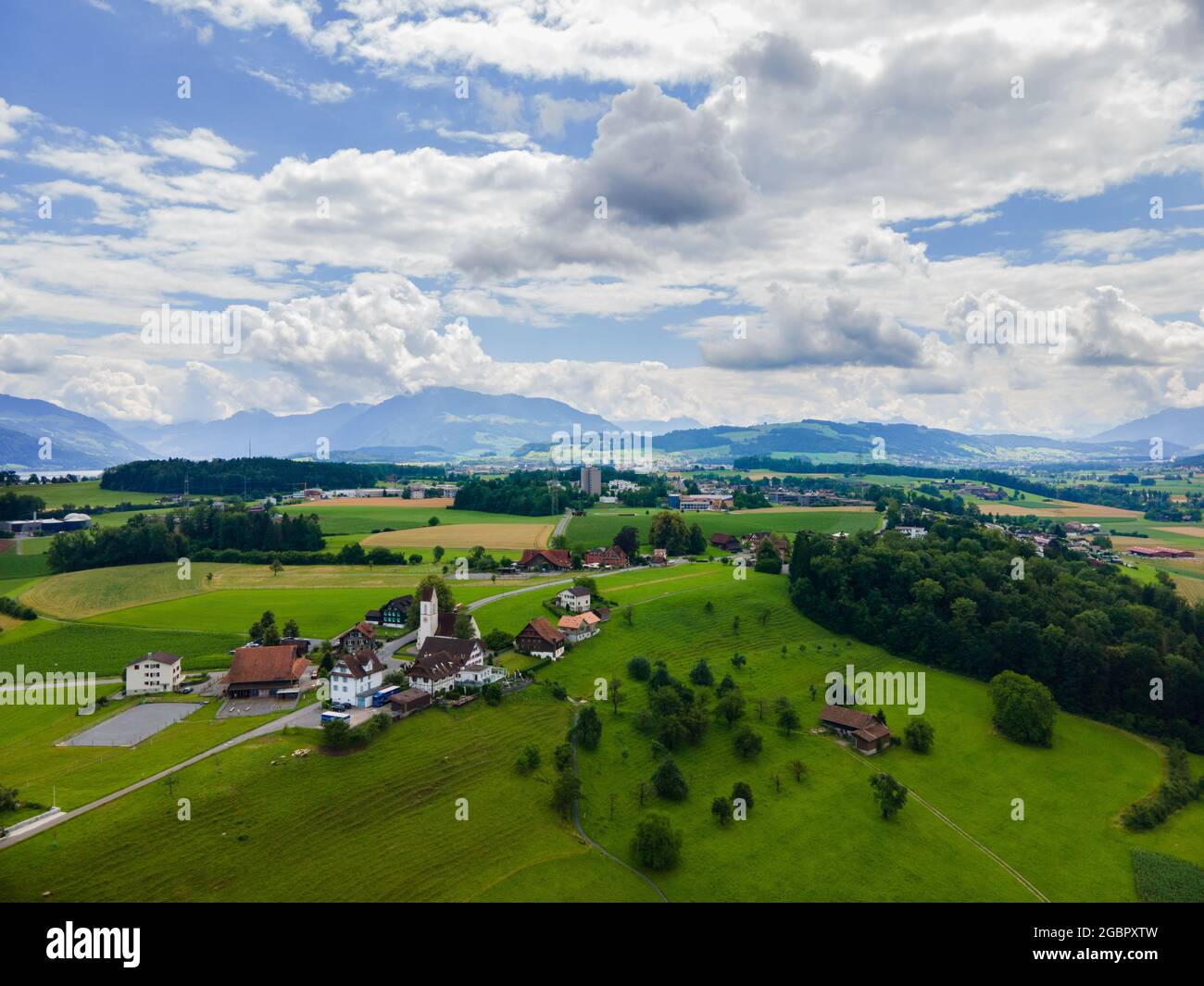 Hintergrund von Gras und Weide von oben mit einer Drohne geschossen. Hintergrund mit Kopierbereich. Stockfoto