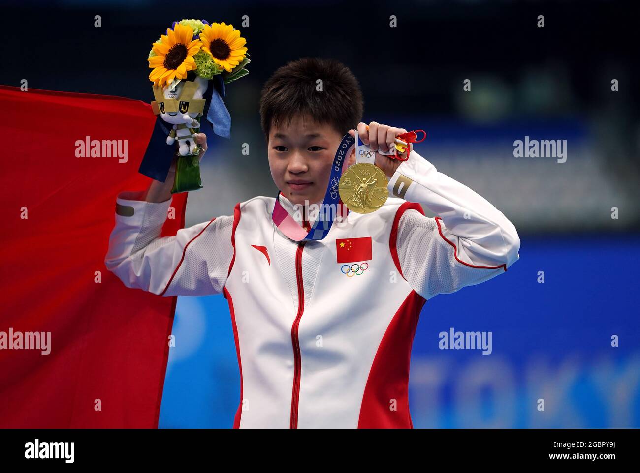 Die chinesische Quan Hongchan mit ihrer Goldmedaille für die 10-m-Plattform der Frauen beim Tauchen im Tokyo Aquatics Center am dreizehnten Tag der Olympischen Spiele in Tokio 2020 in Japan. Bilddatum: Donnerstag, 5. August 2021. Stockfoto