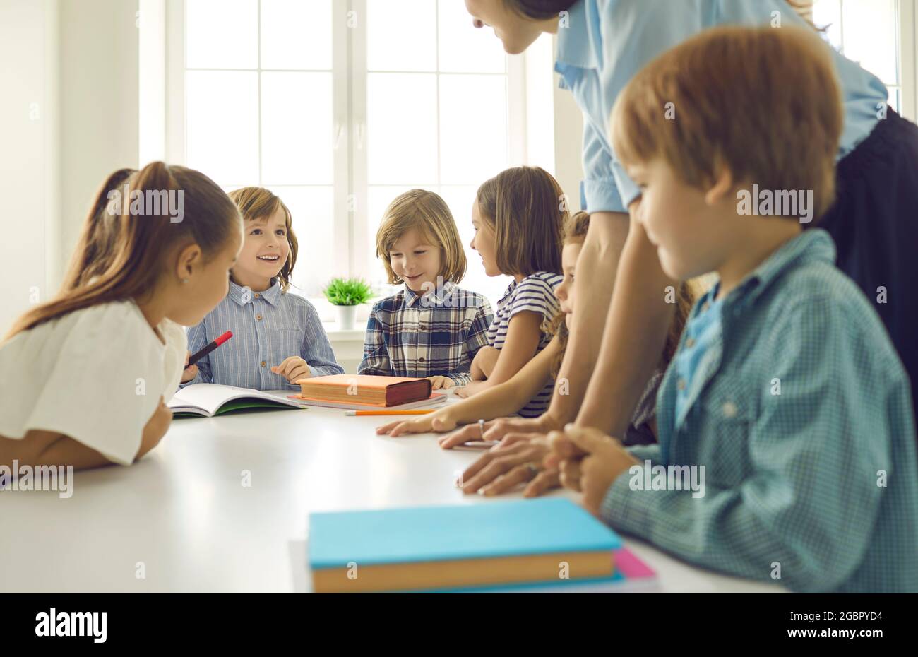 Kinder und Lehrer lesen, kommunizieren und neue Entdeckungen im Klassenzimmer machen Stockfoto