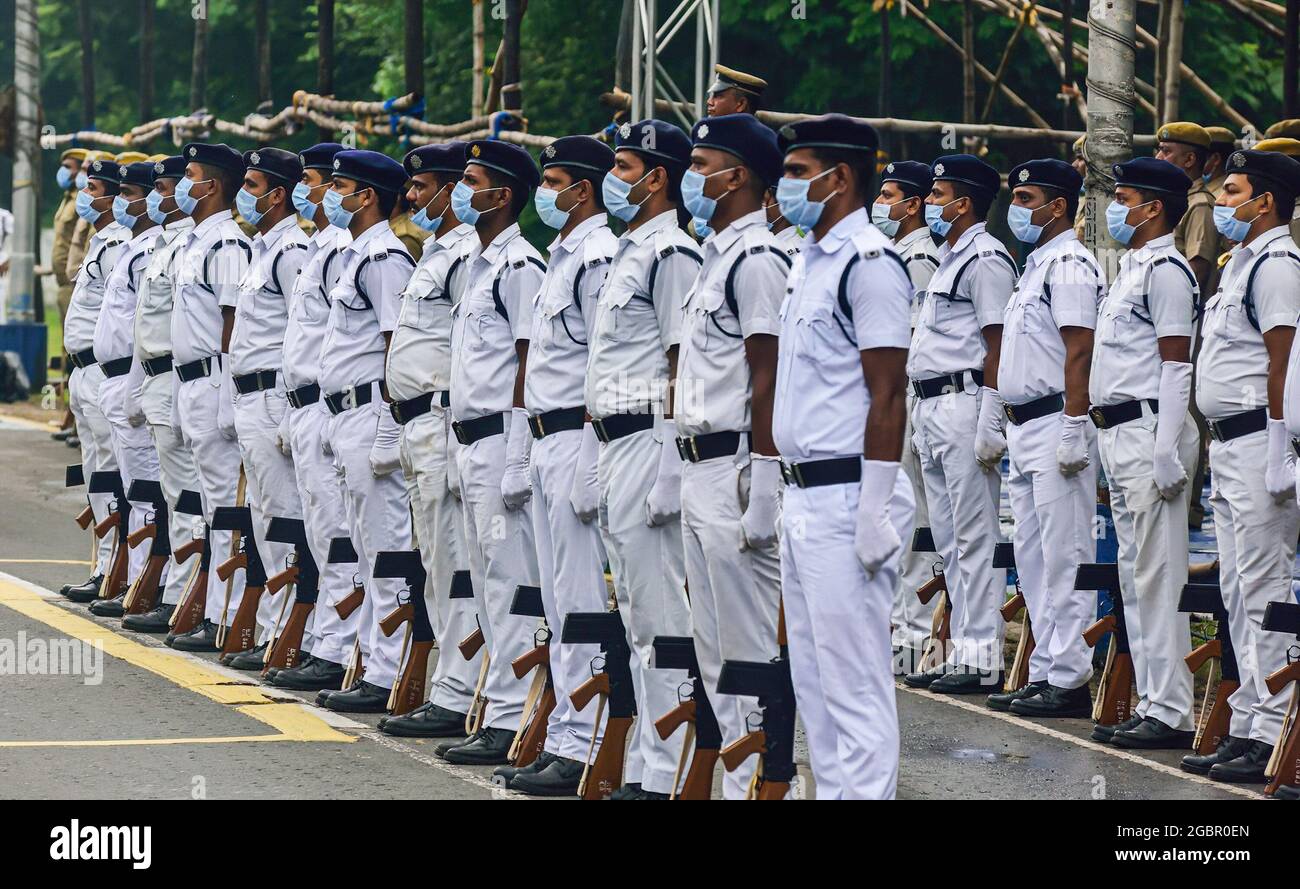 Mitarbeiter der Polizei von Kalkutta, die Gesichtsmasken tragen, nehmen an einer Parade zum 75. Unabhängigkeitstag in Indien Teil, der am 15. August stattfinden wird. Die Marching-Kontingente wurden aufgrund der anhaltenden Covid-19-Pandemie in Indien reduziert. (Foto von Sumit Sanyal / SOPA Images/Sipa USA) Stockfoto