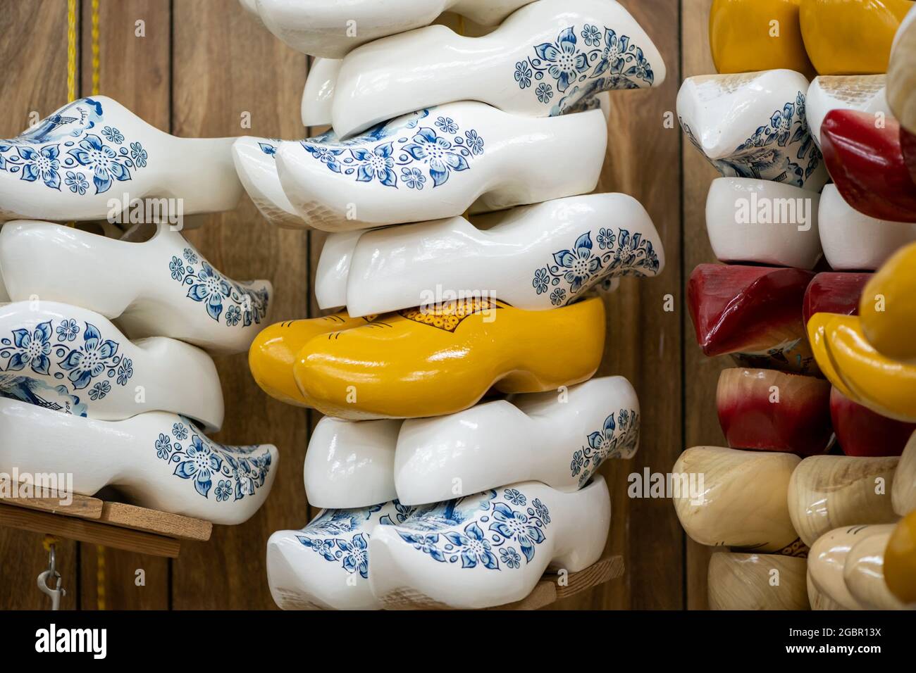 Ausstellung von Holzschuhen im De Klomp Wooden Shoe und in der Delft Factory in Holland, Michigan. Stockfoto