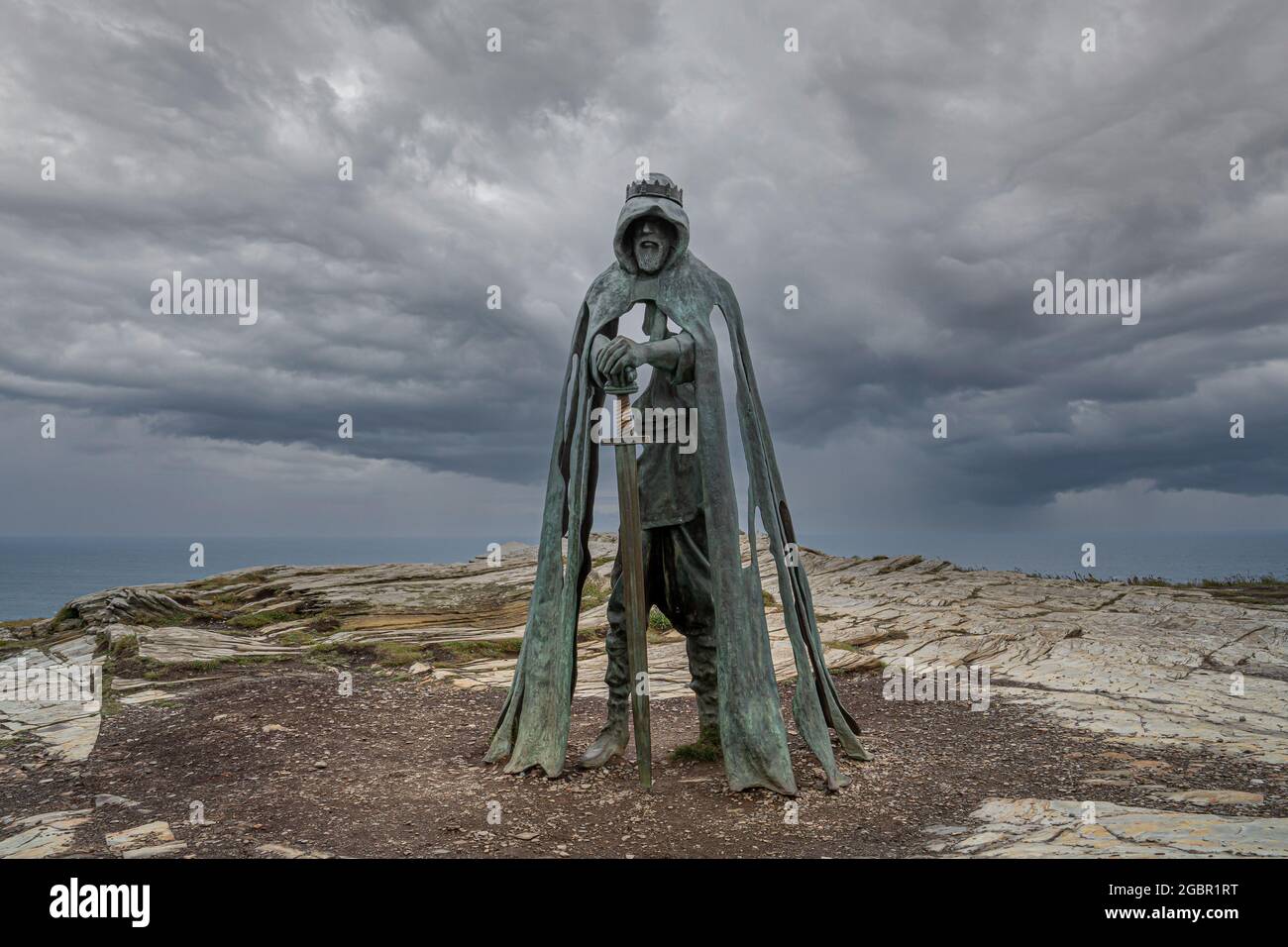 Die eindringliche, überlebensgroße Bronzeskulptur von König Arthur auf Tintagel Island und Castle. Stockfoto