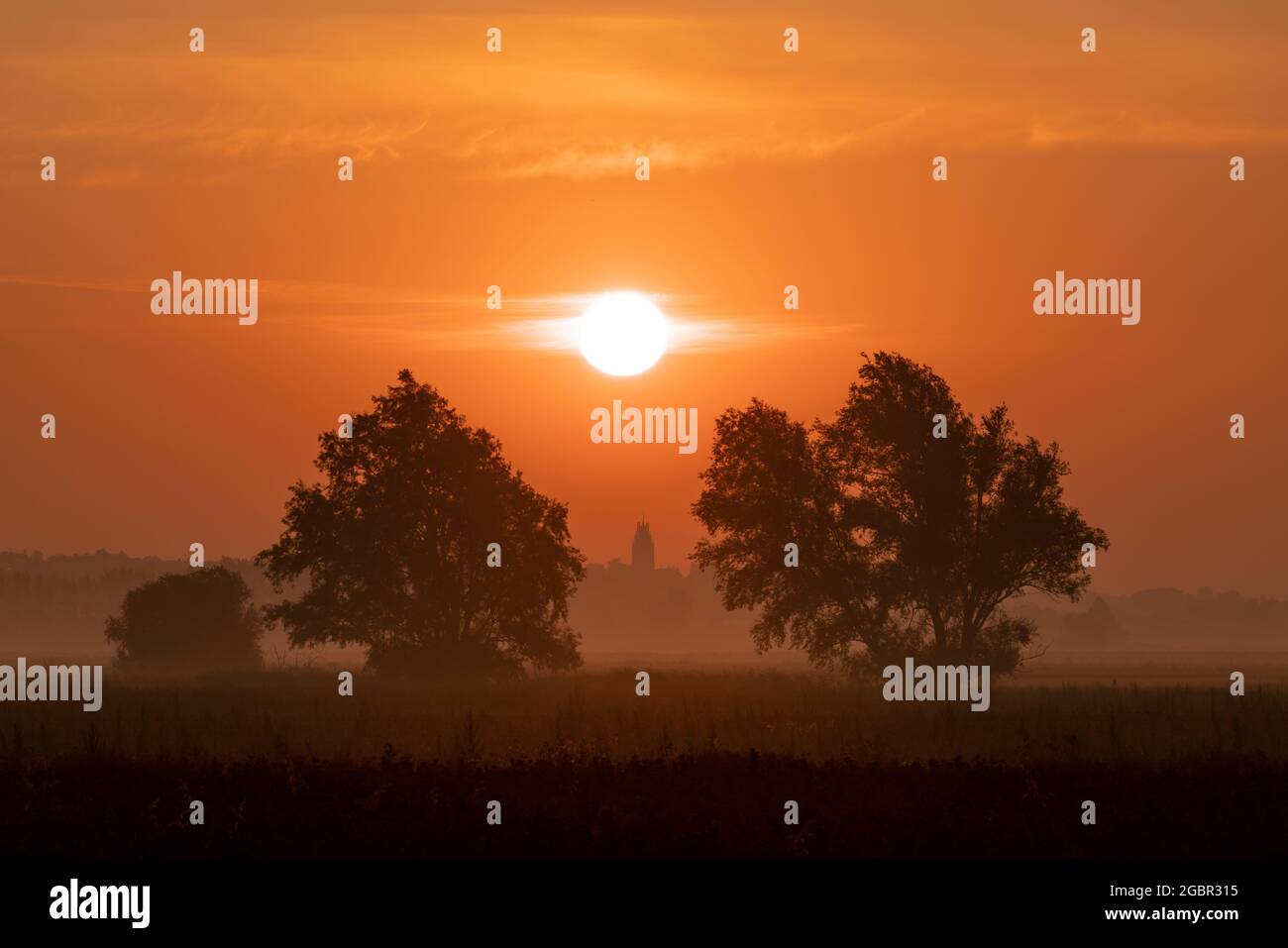 Sonnenaufgang über Sutton-in-the-Isle, Cambridgeshire Stockfoto