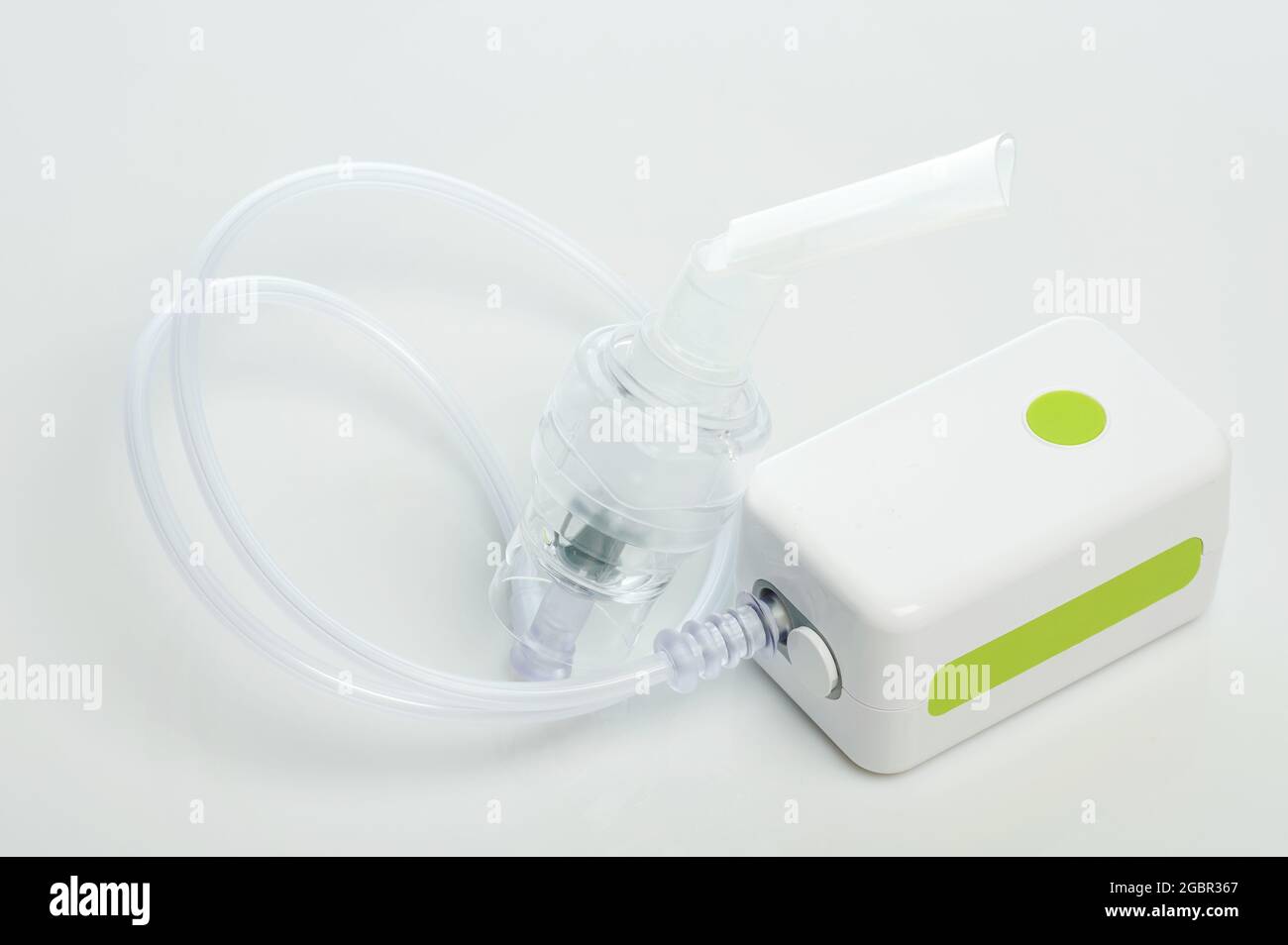 Kleine moderne Zerstäubervorrichtung isoliert auf weißem Studiohintergrund Stockfoto