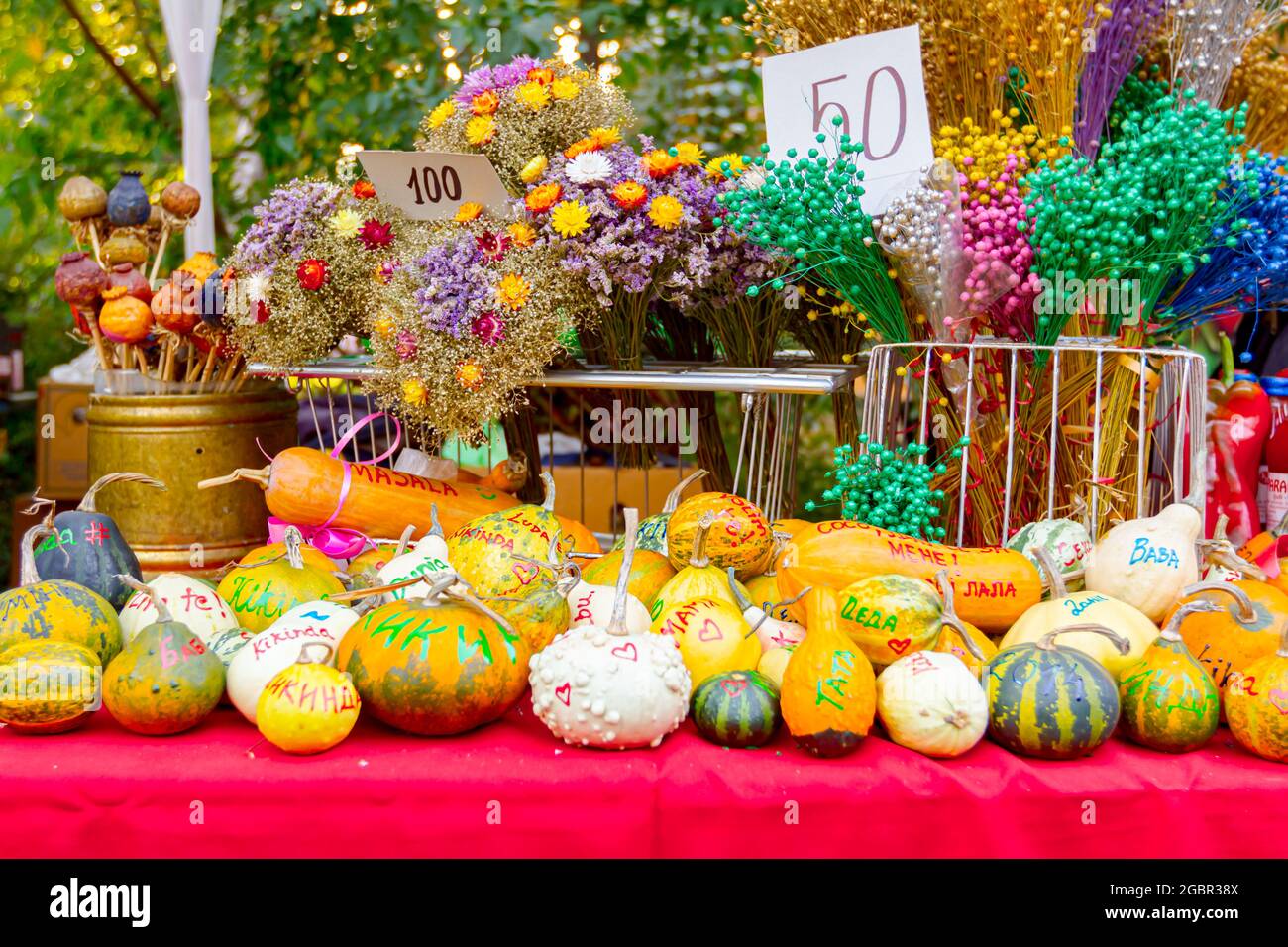 Kikinda, Vojvodina, Serbien - 11. Oktober 2014: Verschiedene farbige getrocknete Blumen und Kürbisse mit schriftlichen Notizen und Preis sind auf Stand zum Verkauf, A platziert Stockfoto