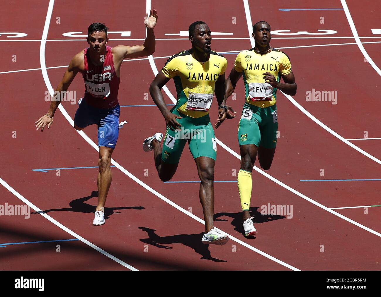 Hansle Pergament aus Jamaika (C) und Ronald Levy aus Jamaika (R) passieren Devon Allen aus den USA, nachdem sie im Finale der 110-m-Hürden der Männer beim Leichtathletik-Wettbewerb während der Olympischen Sommerspiele in Tokio am Donnerstag, dem 5. August 2021, die Ziellinie überquert haben. Pergament gewann die Goldmedaille, Grant Holloway aus den USA gewann das Silber und Levy gewann die Bronze. Foto von Bob Strong/UPI Stockfoto