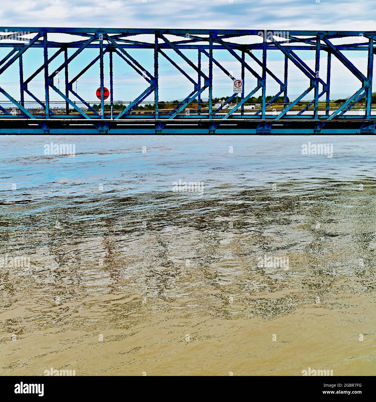 Box-Trägerbrücke über den Körper von Wasser Stockfoto