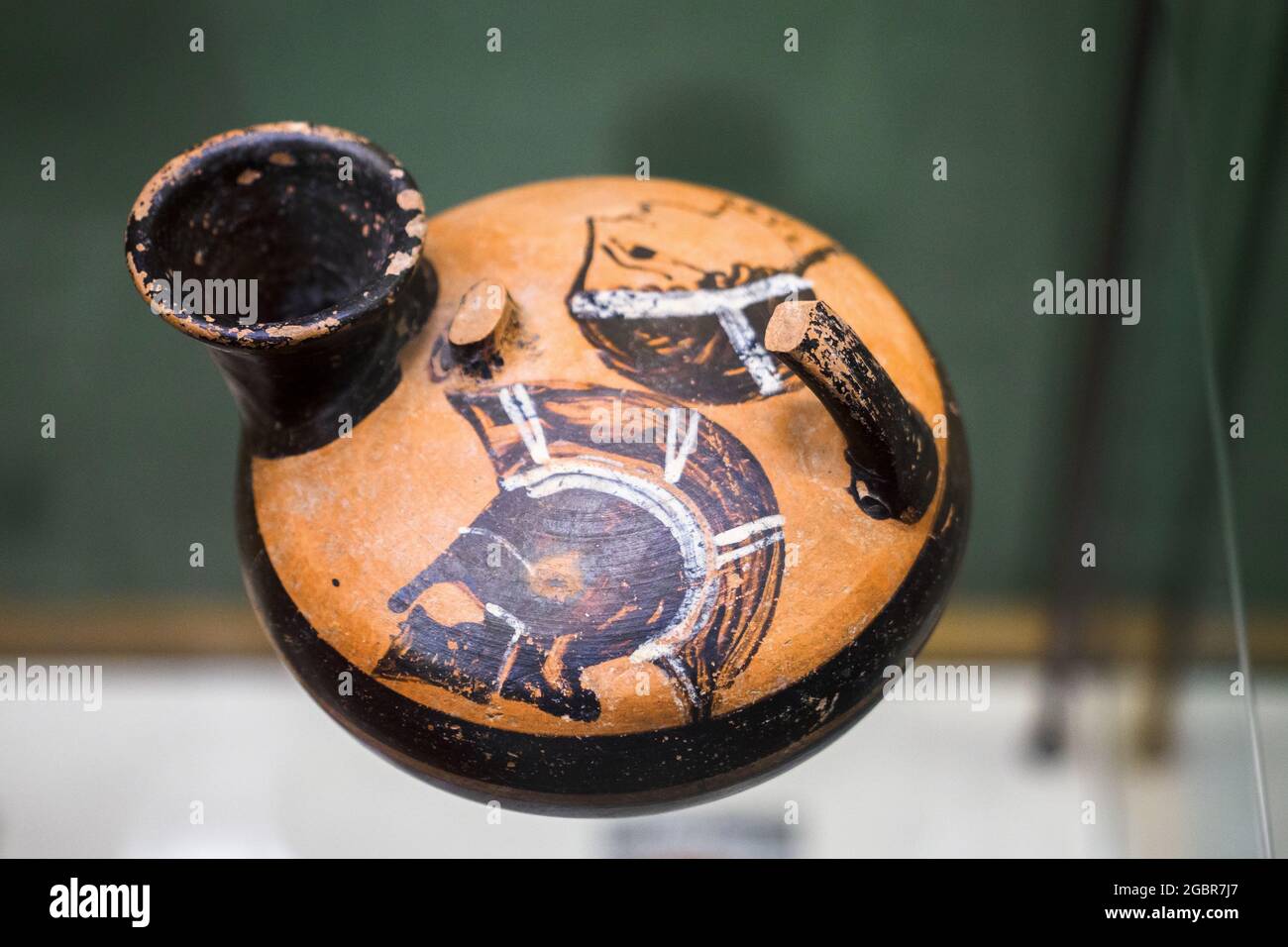 Nord-Ionische Askos (altes griechisches Töpfergefäß) mit Darstellung eines weiblichen Kopfes und Helms (540 - 530 v. Chr.) - Archäologisches Nationalmuseum Tarquinia, Italien Stockfoto