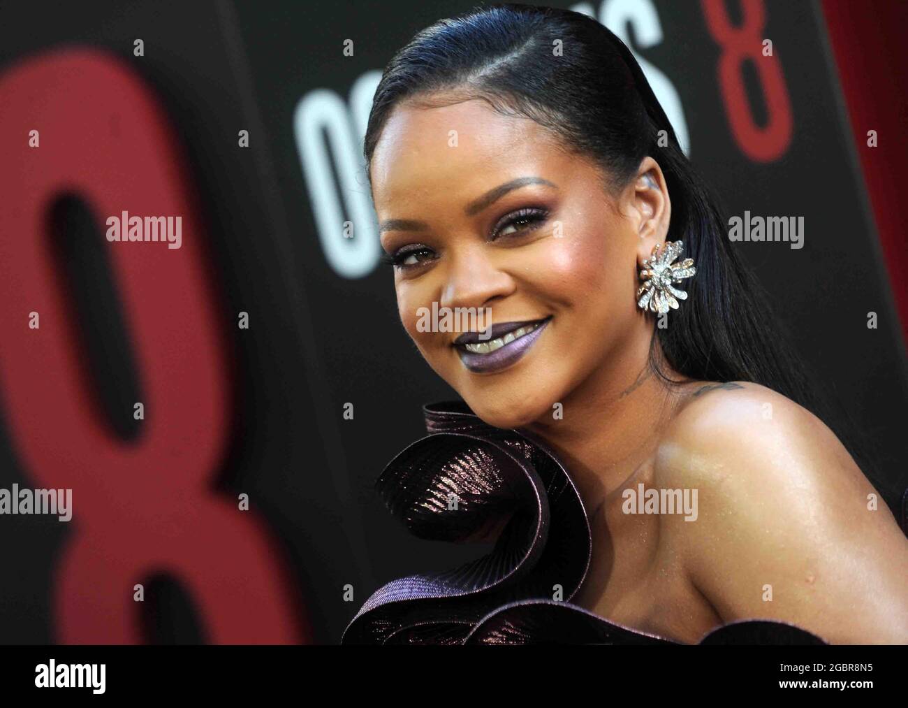 Datei-Foto vom 5. Juni 2018 von Rihanna bei der Weltpremiere von Ocean's 8 in der Alice Tully Hall im Lincoln Center in New York City, NY, USA. Robyn 'Rihanna' Fenty ist laut Forbes offiziell Milliardär. Das Wirtschaftsmagazin, das Daten über die wohlhabendsten Menschen der Welt aufzeichnet und veröffentlicht, berichtete am Mittwoch, dass der 33-jährige Popstar einen Nettowert von 1.7 Milliarden US-Dollar schätzte, was sie zur wohlhabendsten Musikerin und zweitreichsten Frau in der Unterhaltung hinter Oprah Winfrey macht. Foto von Dennis van Tine/ABACAPRESS.COM Stockfoto