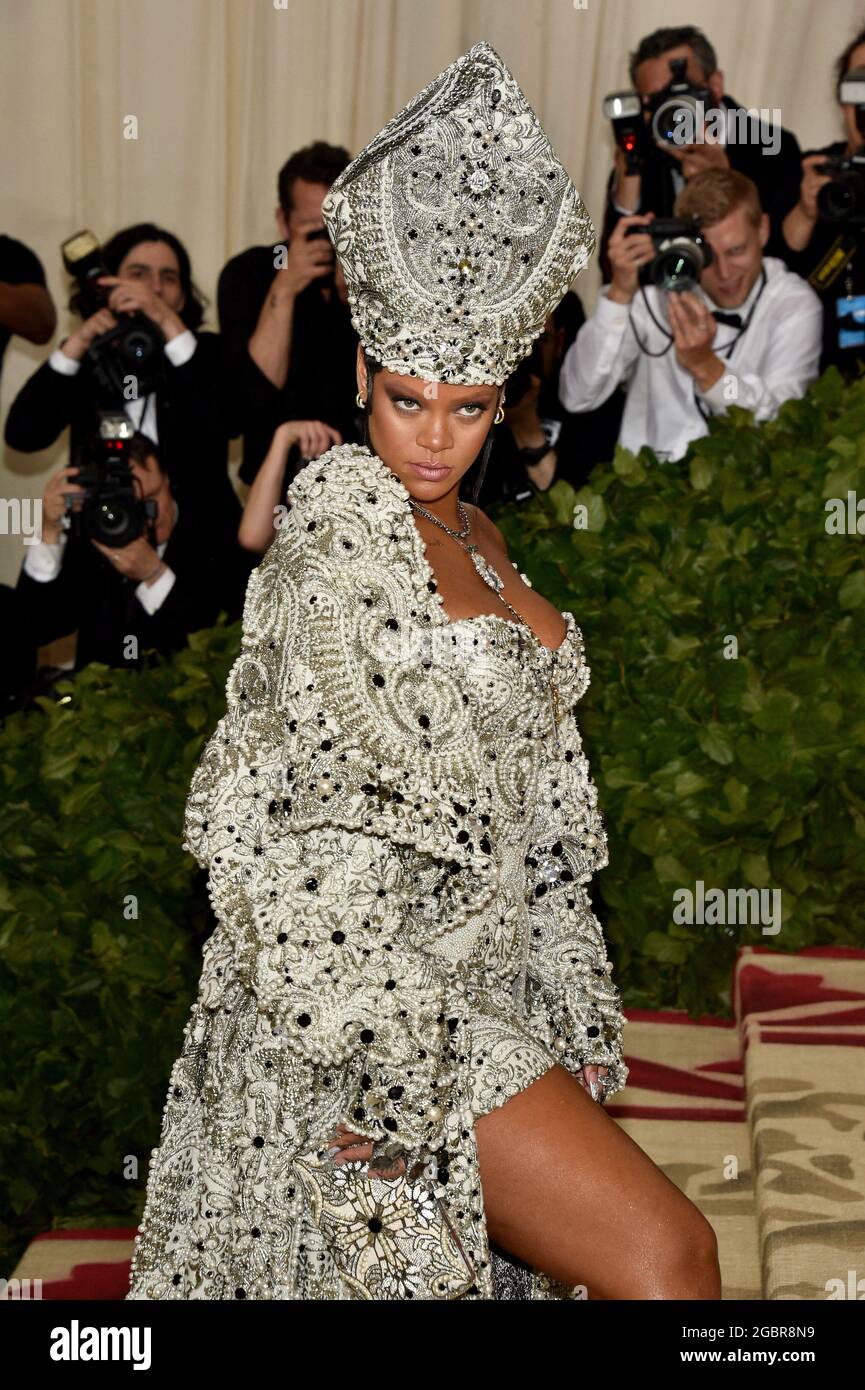 Datei Foto vom 7. Mai 2018 von Rihanna besucht das Kostüm-Institut Benefit im Metropolitan Museum of Art feiert die Eröffnung der Heavenly Bodies: Mode und die katholische Phantasie. Das Metropolitan Museum of Art, New York City, NY, USA. Robyn 'Rihanna' Fenty ist laut Forbes offiziell Milliardär. Das Wirtschaftsmagazin, das Daten über die wohlhabendsten Menschen der Welt aufzeichnet und veröffentlicht, berichtete am Mittwoch, dass der 33-jährige Popstar einen Nettowert von 1.7 Milliarden US-Dollar schätzte, was sie zur wohlhabendsten Musikerin und zweitreichsten Frau in der Unterhaltungsbranche macht Stockfoto