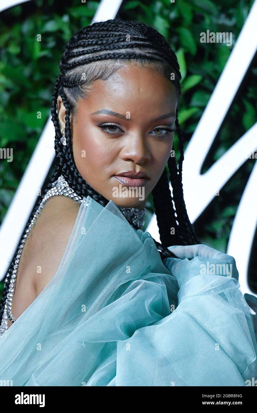 Datei-Foto vom 02. Dezember 2019 von Rihanna bei den Fashion Awards 2019 in der Royal Albert Hall in London, Großbritannien. Robyn 'Rihanna' Fenty ist laut Forbes offiziell Milliardär. Das Wirtschaftsmagazin, das Daten über die wohlhabendsten Menschen der Welt aufzeichnet und veröffentlicht, berichtete am Mittwoch, dass der 33-jährige Popstar einen Nettowert von 1.7 Milliarden US-Dollar schätzte, was sie zur wohlhabendsten Musikerin und zweitreichsten Frau in der Unterhaltung hinter Oprah Winfrey macht. Foto von Aurore Marechal/ABACAPRESS.COM Stockfoto
