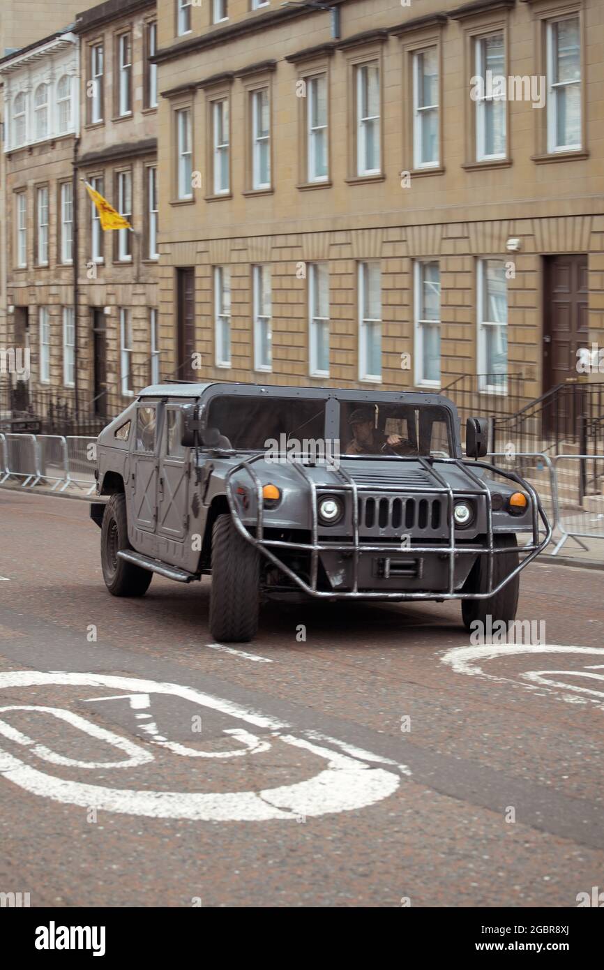 Batman in Glasgow während der Dreharbeiten von The Flash im Stadtzentrum von Glasgow, am 31. Juli 2021. Stunt Rider Rick English auf dem bat Bike Stockfoto