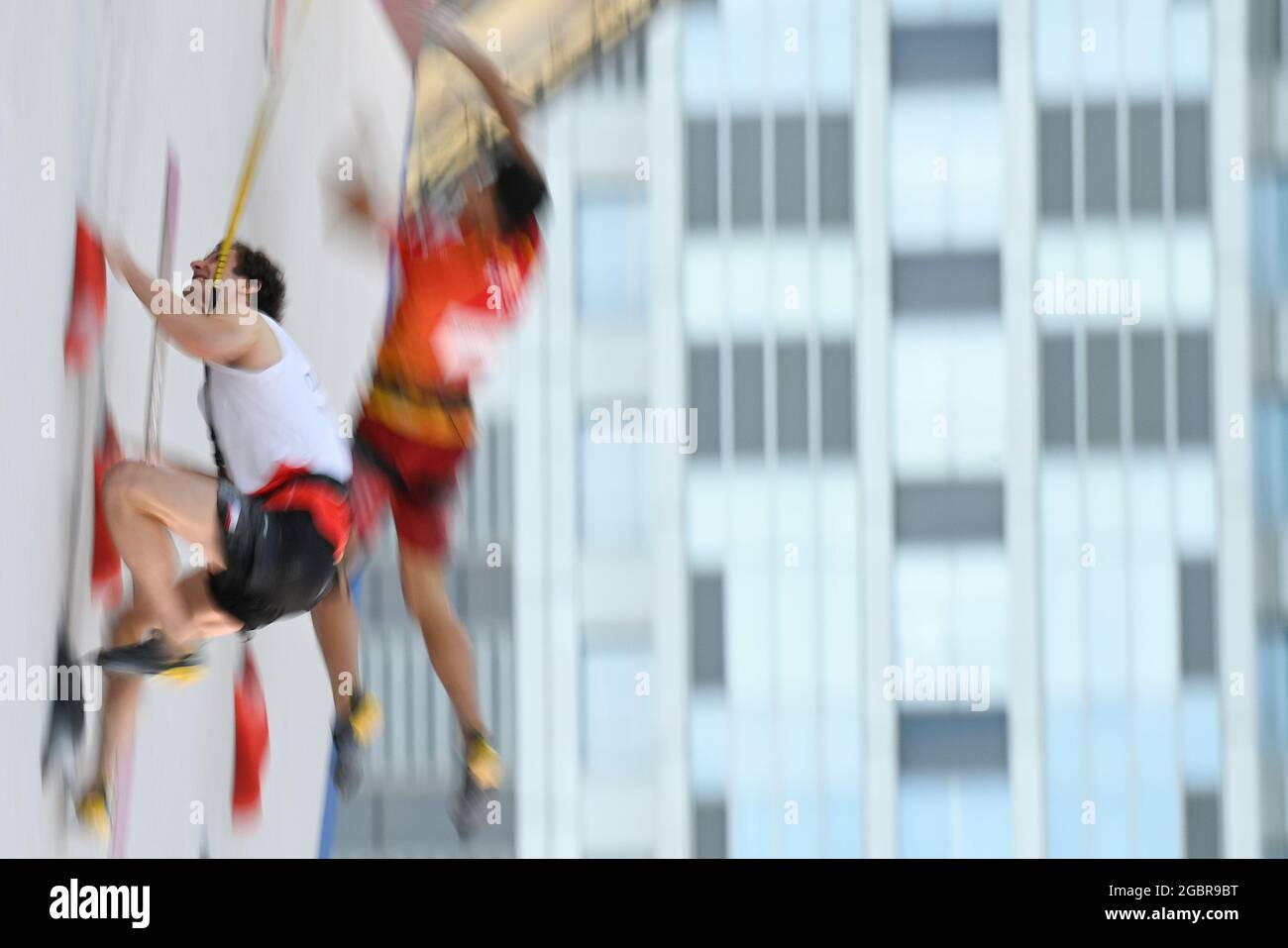 Tokio, Japan. August 2021. Der tschechische Bergsteiger Adam Ondra tritt bei den Olympischen Sommerspielen 2020 in Tokio, Japan, am 5. August 2021, während des Speed-Teils des Männer-Sportkletterfinales an. Quelle: Ondrej Deml/CTK Photo/Alamy Live News Stockfoto