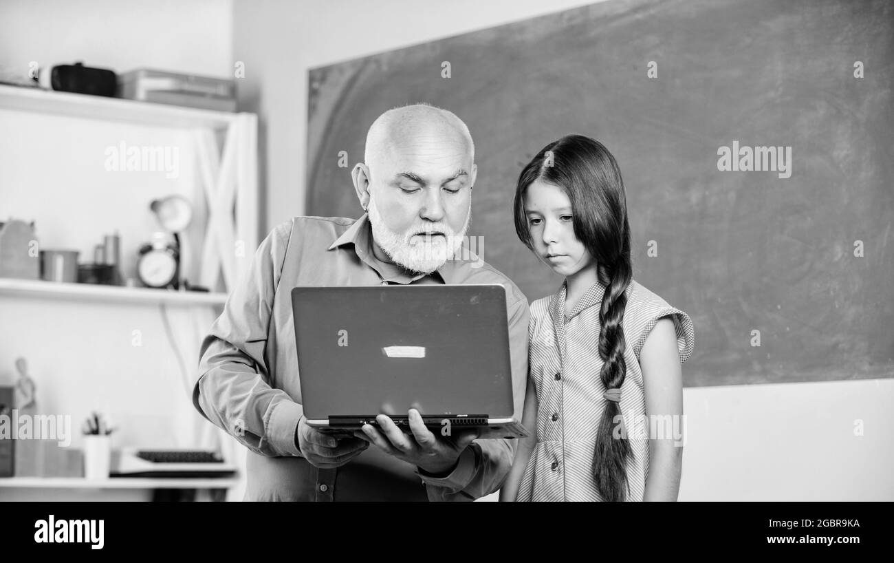 Zeigen Sie Ihre Unterstützung. Moderne Technologie beim Lernen. Kleines Mädchen mit Mann Tutor Studie auf Laptop. Online-Bildung. Zurück in die Schule. Online einkaufen Stockfoto