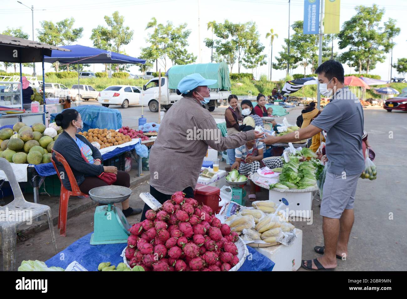 (210805) -- VIENTIANE, 5. August 2021 (Xinhua) -- EIN maskierter Bürger kauft am 4. August 2021 in der laotischen Hauptstadt Vientiane Gemüse und Obst. Die laotische Regierung hat beschlossen, die aktuelle landesweite Sperre bis zum 18. August zu verlängern, da die COVID-19-Fälle weiter zunehmen. (Foto von Kaikeo Saiyasane/Xinhua) Stockfoto