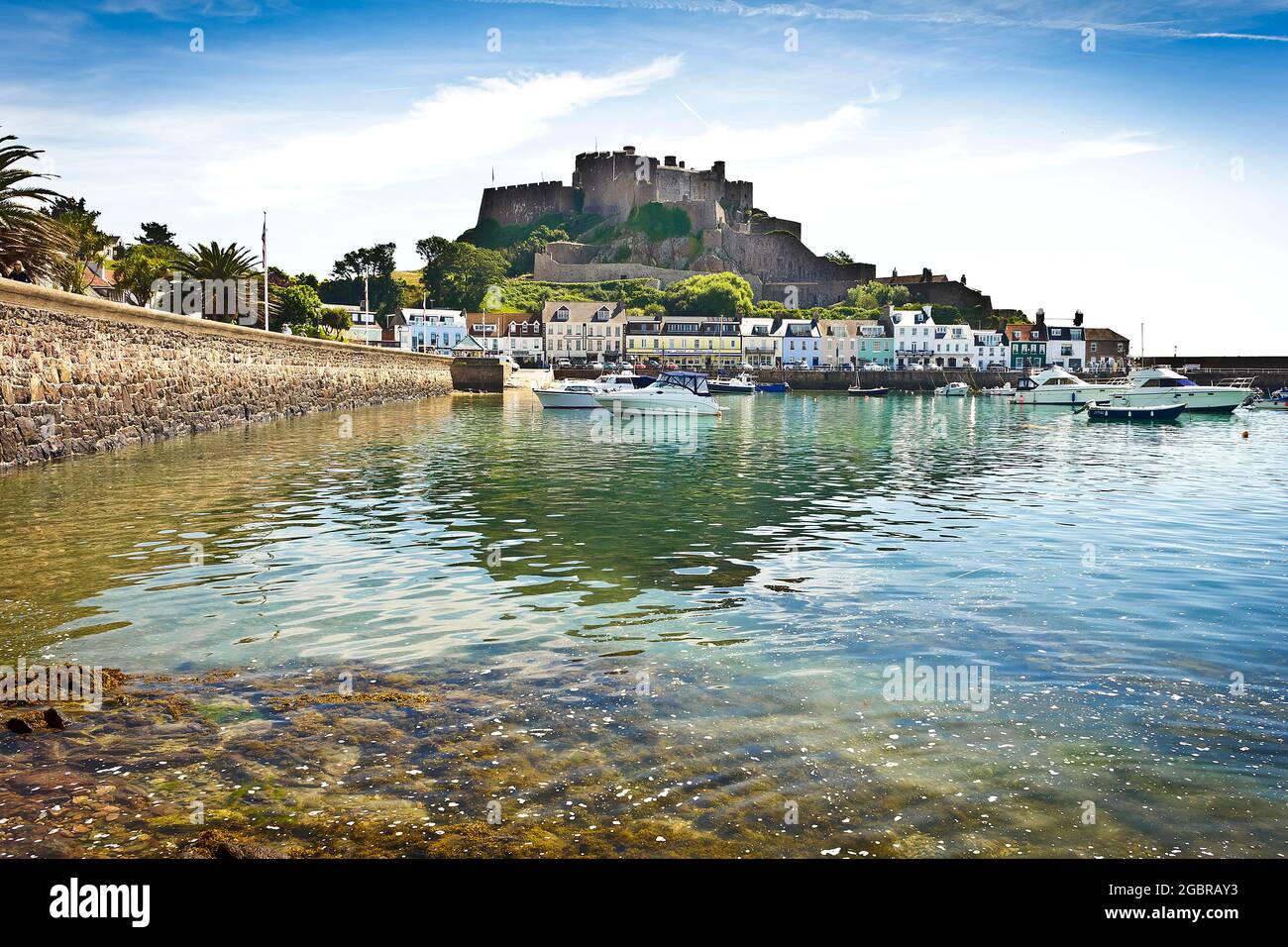 Gorey, Jersey, Channel Islands, GB - 7. Juli 2016: Mont Orgueil Castle über dem malerischen Dorf Gorey an einem Sommerabend. Stockfoto