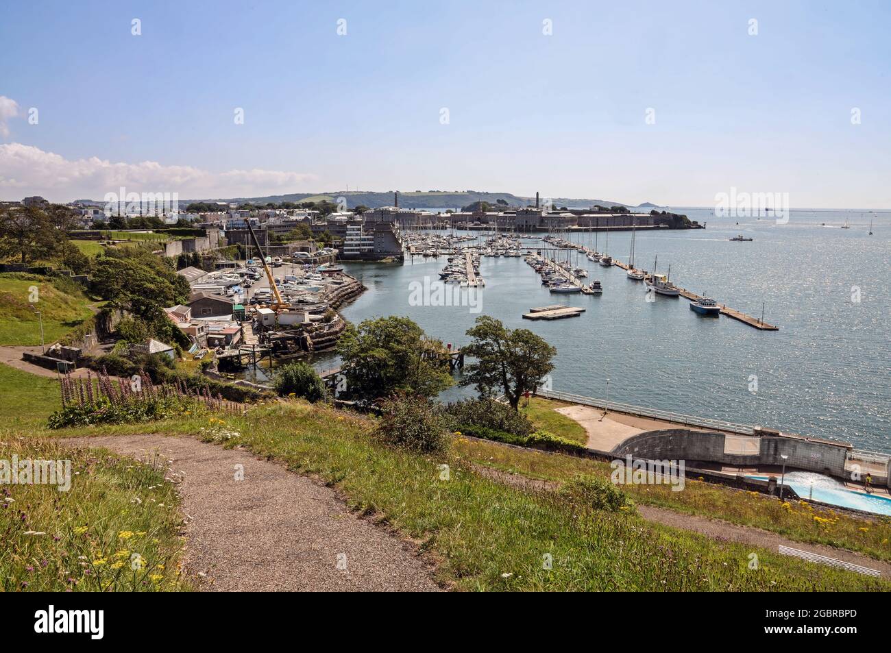 Die Royal William Yard, Plymouth, mit der Mayflower Marina und Blagdon's Werft in den Vordergrund mit Plymouth Sound hinter. Siehe vom Mount Wise in Devo Stockfoto