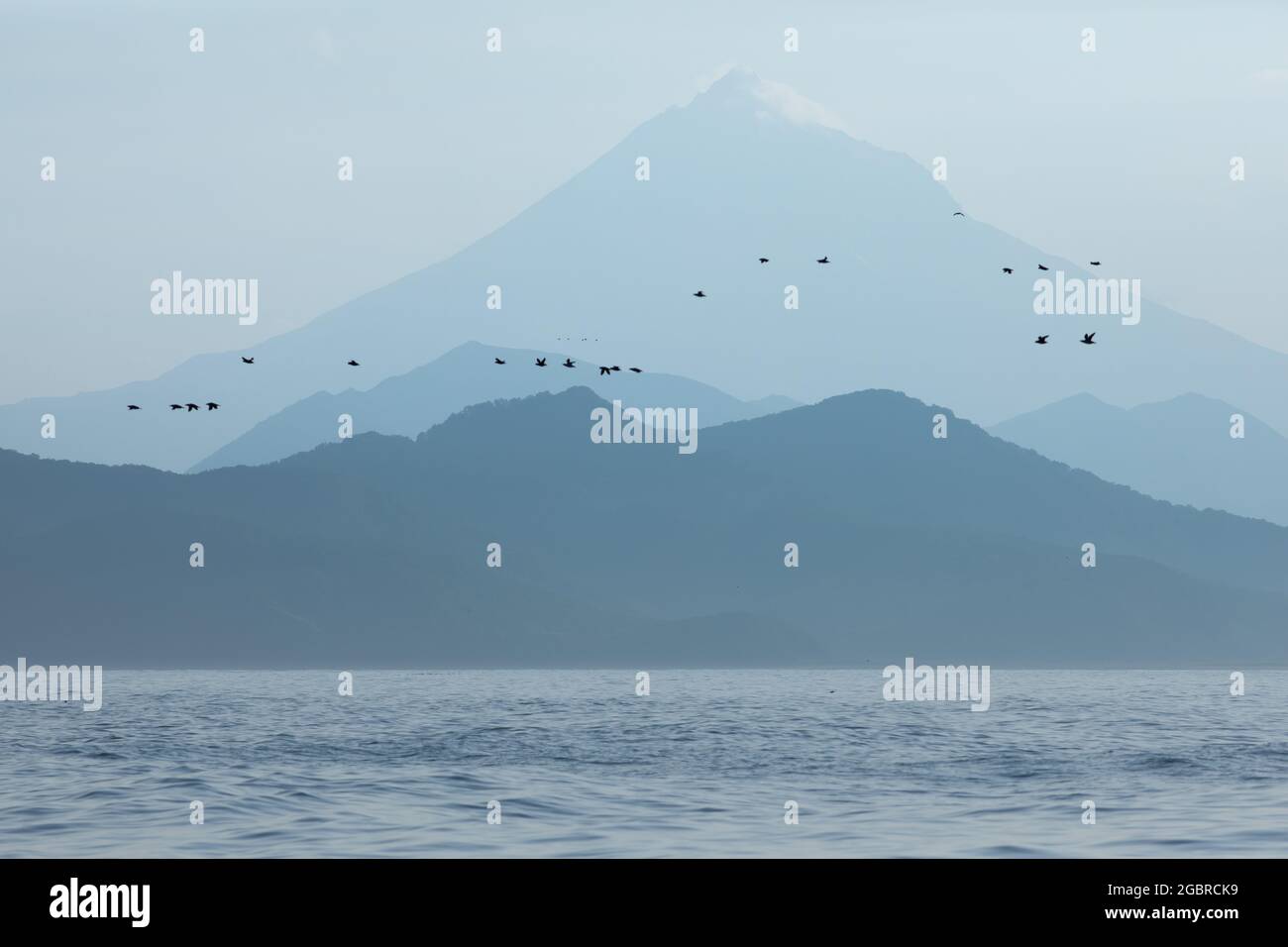 Blaue Berge und Meer natürliche Landschaft Hintergrund Stockfoto