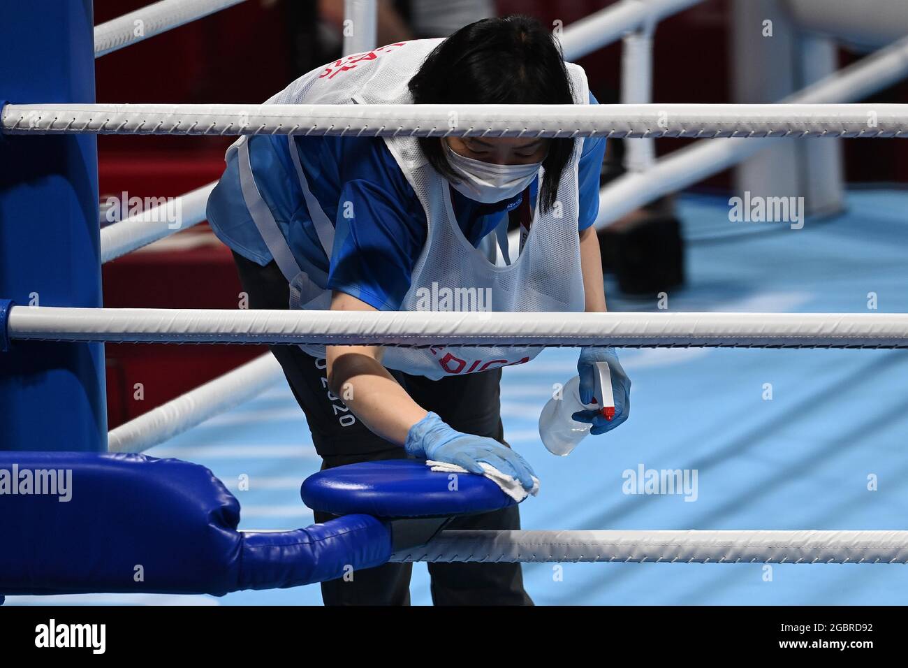 Tokio, Japan. August 2021. Boxen. Kokugikan Arena. 3-28. 1chome. Yokoami.  Sumida-ku. Tokio. Freiwillige reinigen den Apperatus zwischen jedem Kampf  mit Desinfektionsmittel während der Pandemie. Kredit Garry Bowden/Sport in  Pictures/Alamy live News Kredit: