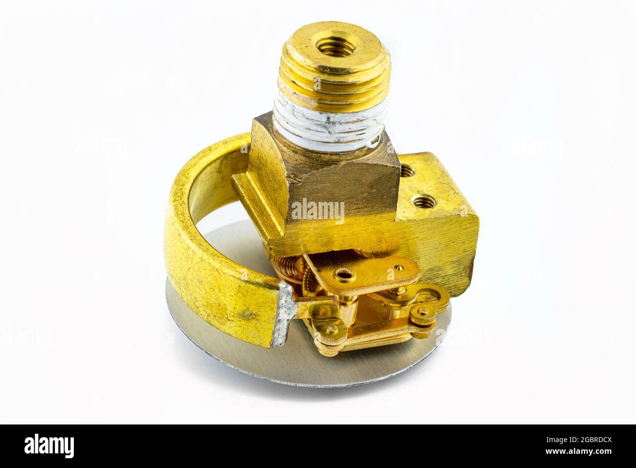 Rohrdruckmanometer-Mechanismus von Bourdon mit freiliegenden Kupferelementen, isoliert auf weißem Hintergrund. Stockfoto