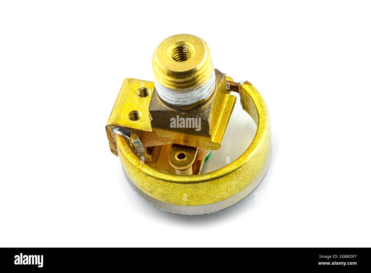 Makrofoto eines Bourdon-Rohr-Manometers mit freiliegenden Kupferelementen, isoliert auf weißem Hintergrund. Stockfoto