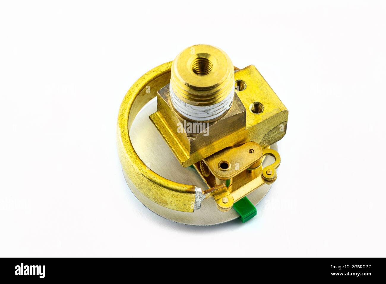 Makrofoto eines Bourdon-Rohr-Manometers mit freiliegenden Kupferelementen, isoliert auf weißem Hintergrund. Stockfoto